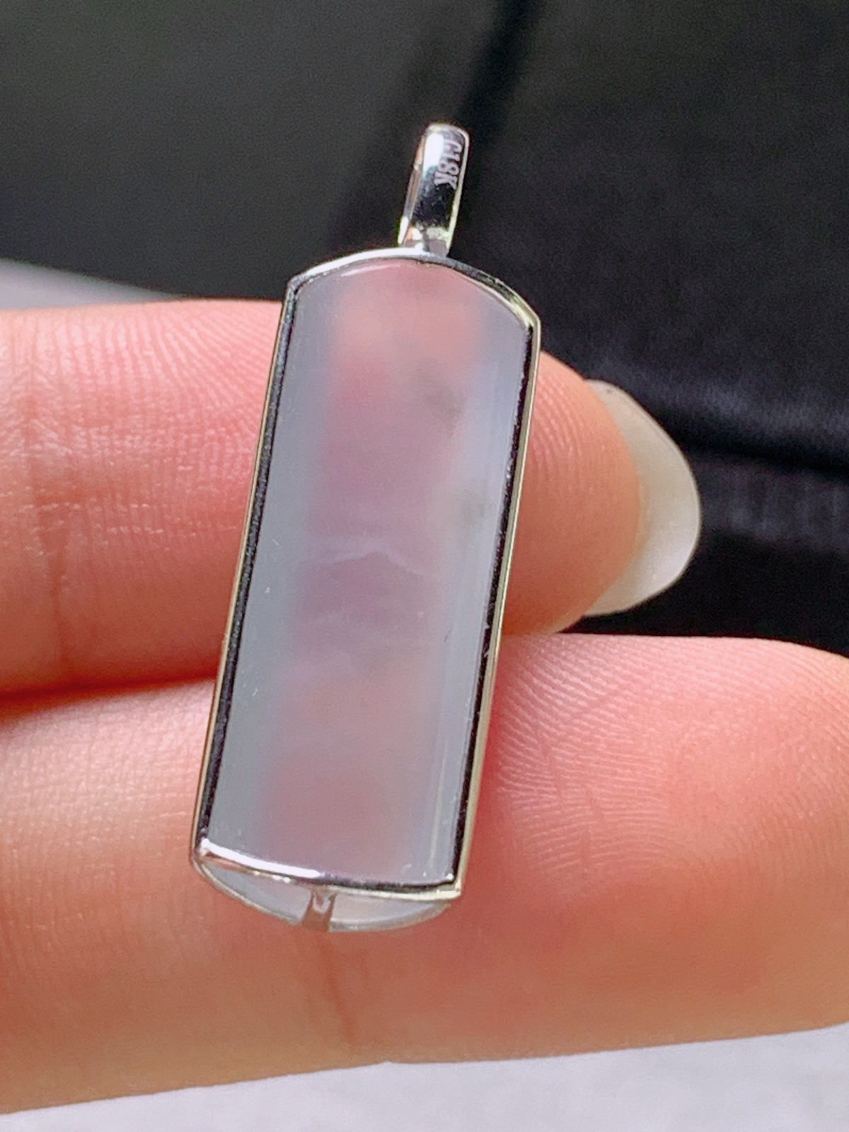 高冰无事牌吊坠，冰透细腻

裸石23.2-9.4-5.5
整体29.6