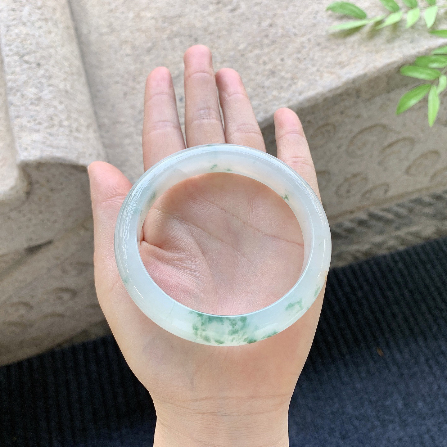 正圈59 60
【圈口】60.7/13/8.5
【描述】飘花，水润，种老，细腻，有棉纹！