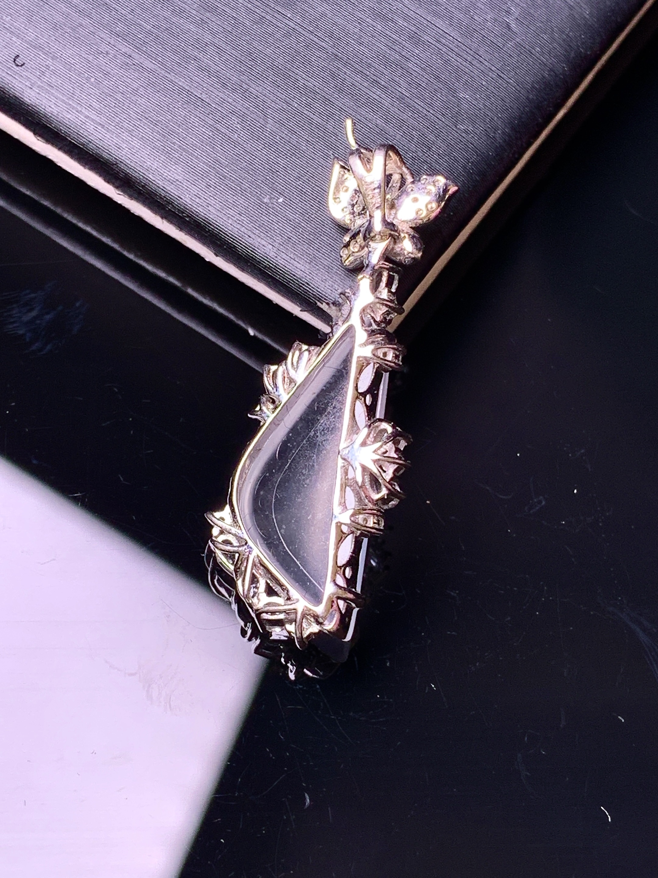 18k金钻镶嵌冰种随形吊坠 玉质细腻 色泽艳丽清新 水润亮眼 整体尺寸32.5*10.8*5.8c5