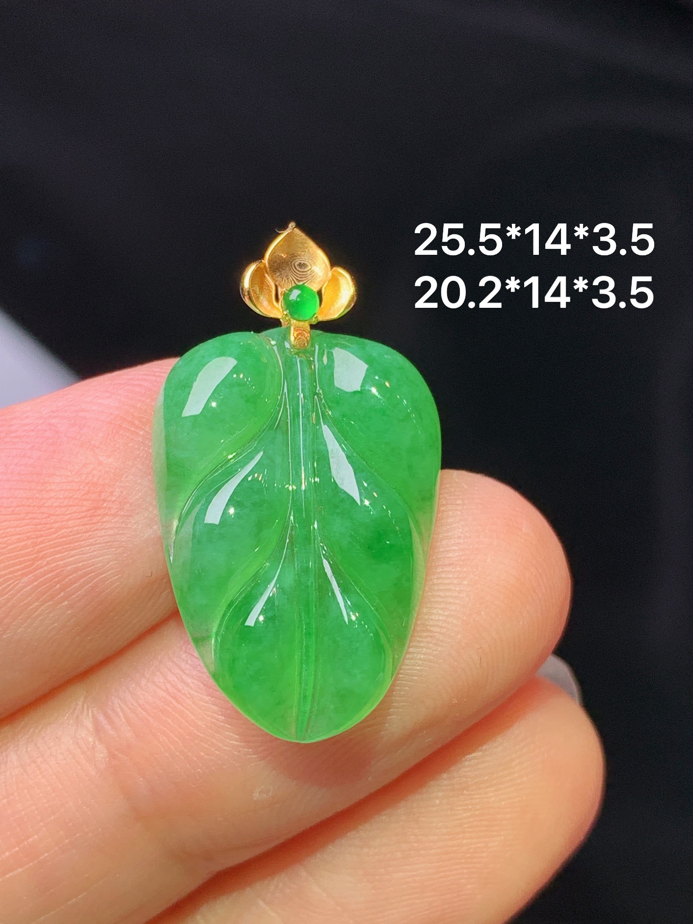 18k金镶嵌翠绿树叶吊坠 玉质细腻 色泽艳丽清新 水润亮眼 整体尺寸25.5*14*3.5j2