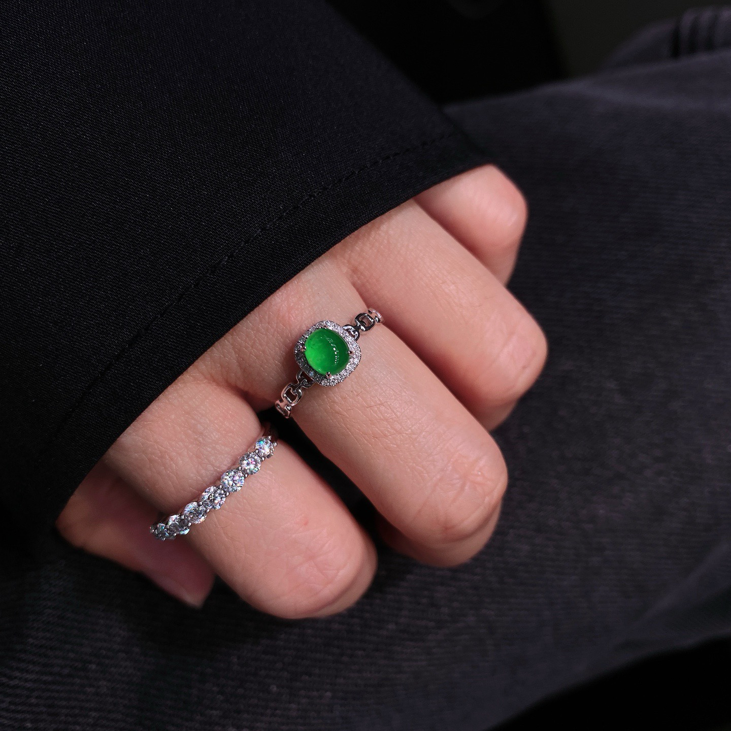 冰阳绿蛋面戒指
色泽浓郁鲜亮，圆润饱满
18k金镶嵌，简镶真的很耐看～