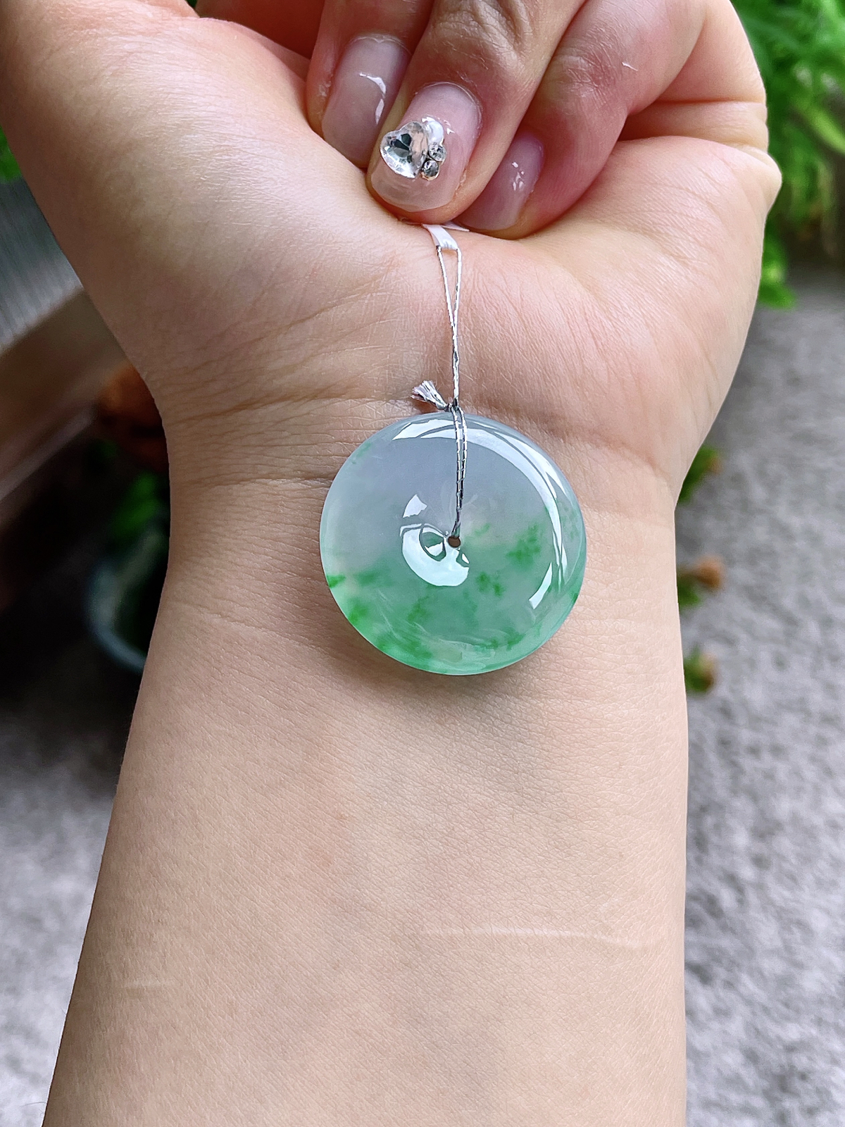 【裸石】高冰飘绿花平安扣吊坠
【说明】缅料 性价比高 飘花
【尺寸】29.5-5.9