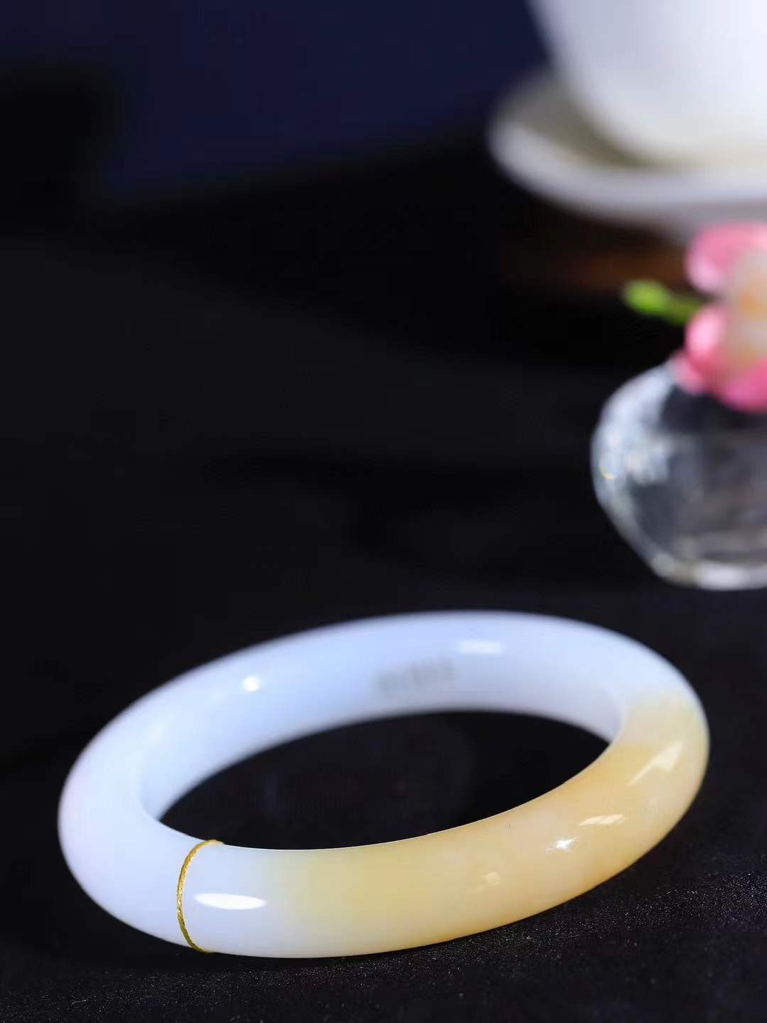 【柔情素语·手镯】

精品和田玉糖白玉手镯，玉质细腻温润，手感舒适，️线条流畅，简约大气，美自天成，佩戴于腕间，婉约之美，举手投足间透出那份低调奢华，醉人心扉。重63.2克 内径圈口58.5mm  尺寸12.2-10mm   FDA-55401103