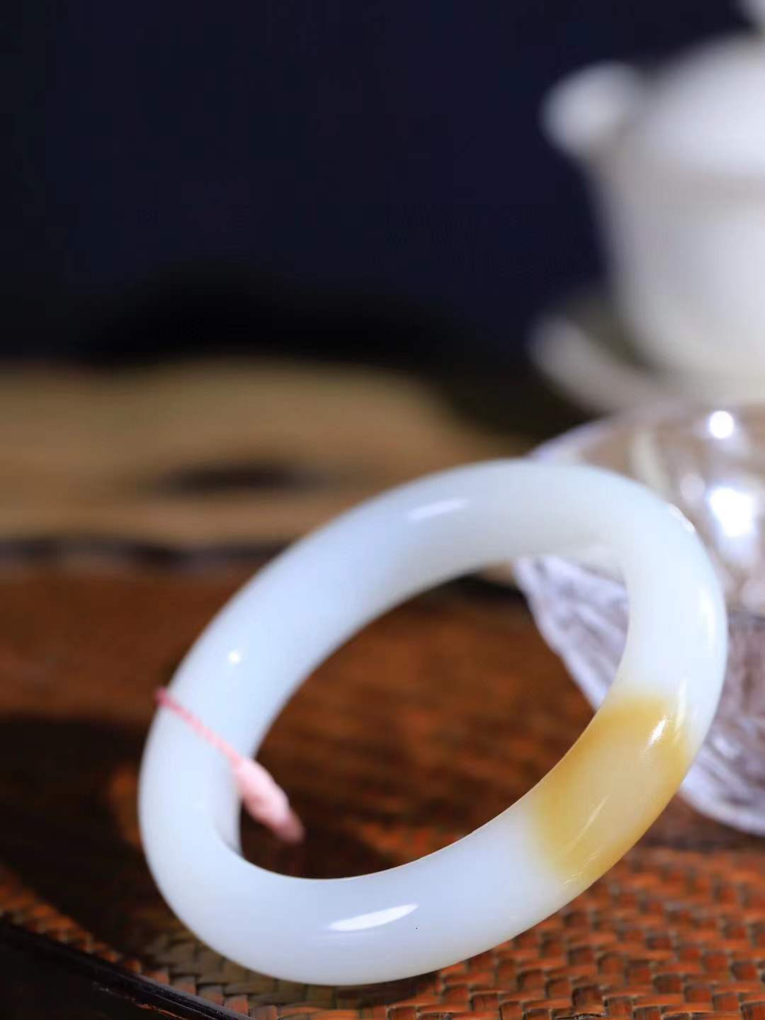 【腕间柔情.手镯】   

精品和田玉糖白玉手镯 玉质温润细腻 油性十足 古朴秀雅 轻抚岁月的栏杆软香温玉，腕间玉镯轻轻晃动，令人情动心间，撷一缕月末的芬芳，把心思铺陈，时光静美，惟有你最温柔。重58.5克   尺寸54-12.5-9.5mm  46401155A