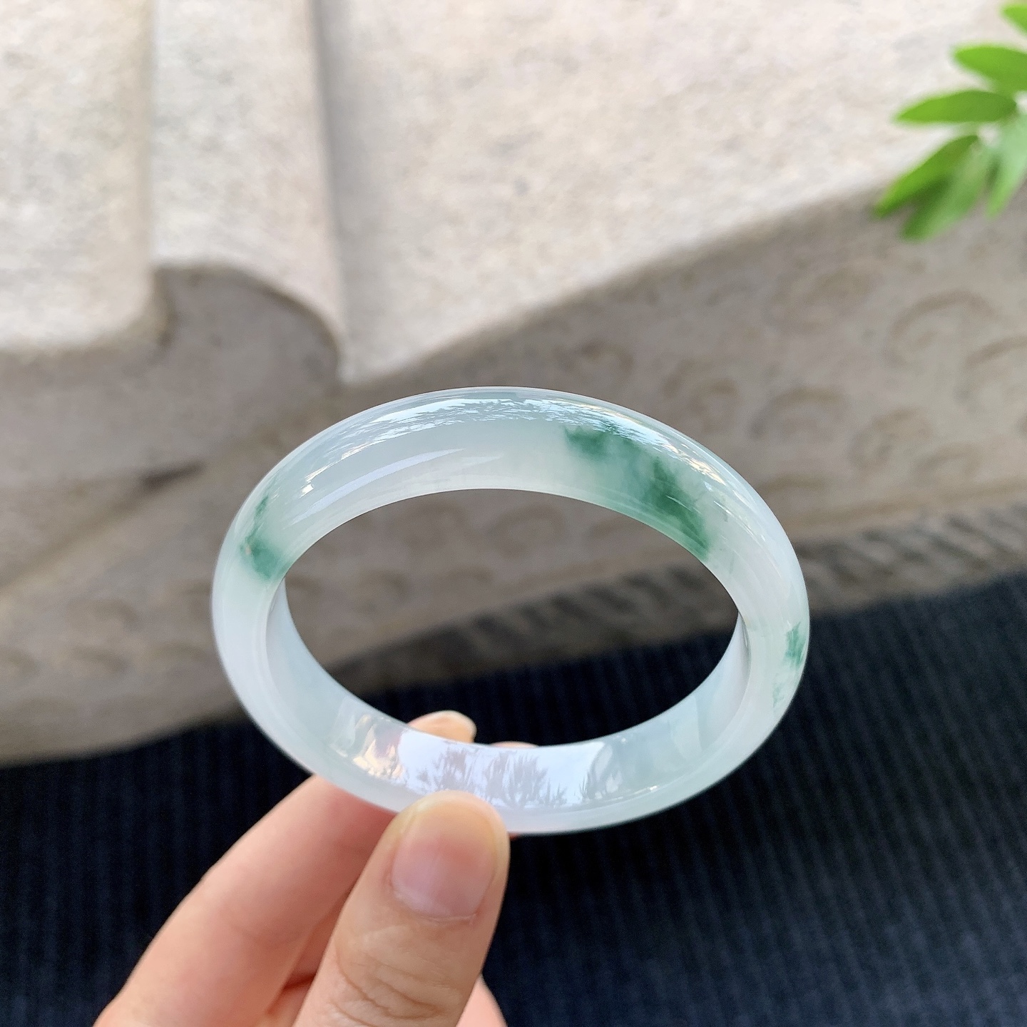 正圈52 53【圈口】53.8/11.4/7.1【编码】A1120641【描述】糯冰飘花，水润，种老，细腻，打灯有 絮线