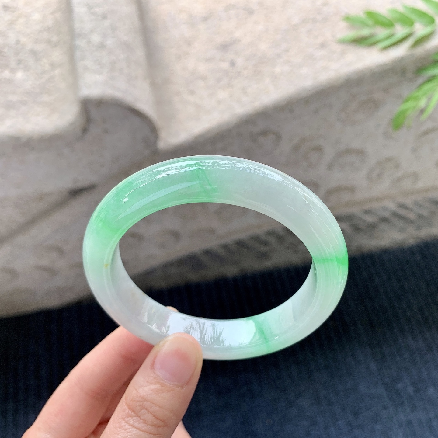 正圈56 57【圈口】57.4/12.9/9.1【编码】A1123072【描述】糯冰飘阳绿，水润，种老，细腻，打灯有絮线