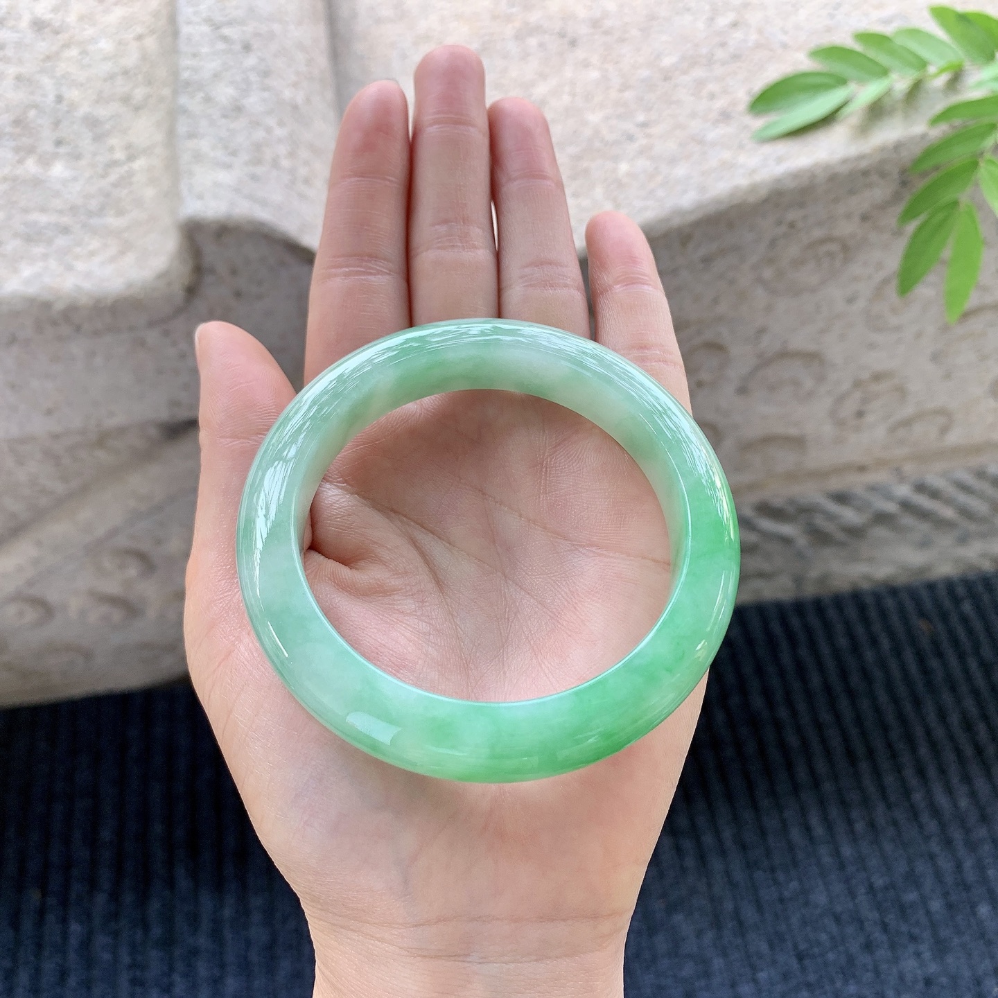 正圈56 57【圈口】57.8/12.4/9.5【编码】A1120729【描述】冰糯飘绿，水润，种老，细腻，无裂