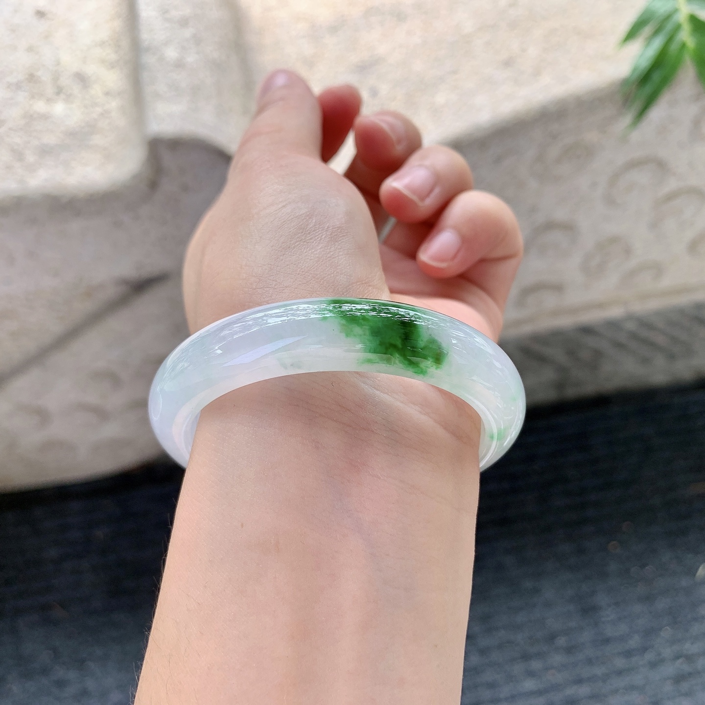 正圈50 51【圈口】51.8/10/7.7【编码】Q5121863【描述】冰糯飘辣绿，水润，种老，细腻，打灯有絮线