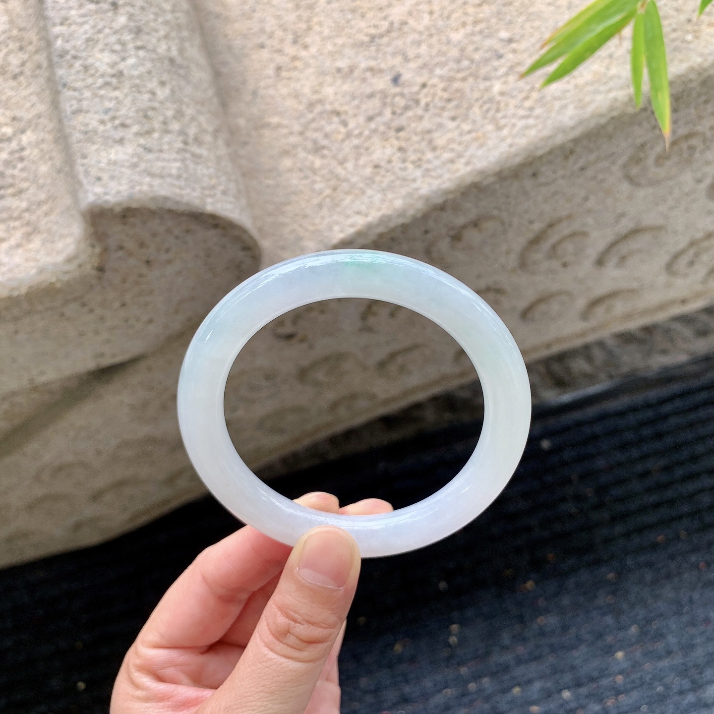 圆条55 56【圈口】56.9/9/9.5【编码】A1041461【描述】细糯飘绿，水润，种老，无裂