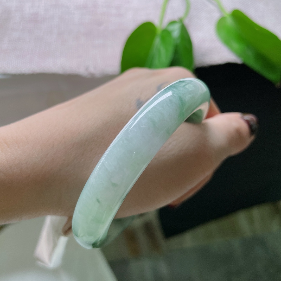 56.6/12/8.6，飘花正圈，水润，细腻，落英成冢，冢外犹记故人颜。有纹，ss50695a