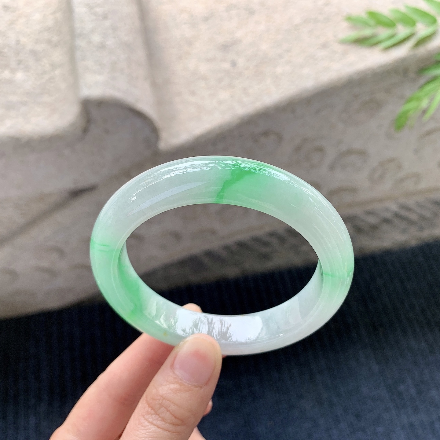 正圈56 57【圈口】57.4/12.9/9.1【编码】A1123072【描述】糯冰飘阳绿，水润，种老，细腻，打灯有絮线