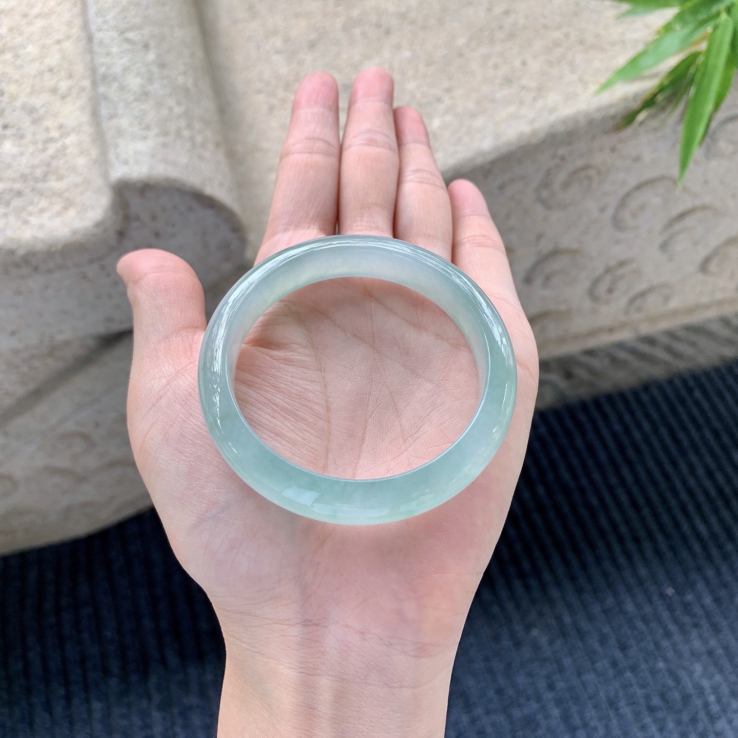 正圈51 52【圈口】51.5/11/7.5【编码】GL110880【描述】糯冰飘绿，水润，种老，细腻，无裂纹