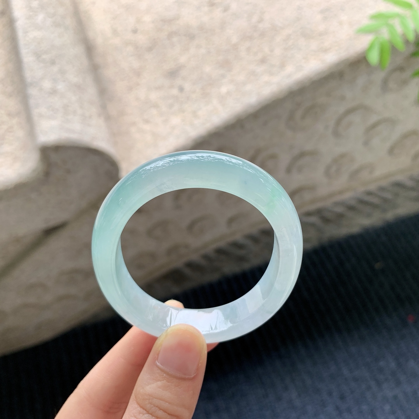 贵妃51 52【圈口】52.7/44.6/11.6/7.5【编码】DZ041214【描述】冰糯晴绿，水润，种老，细腻，无裂