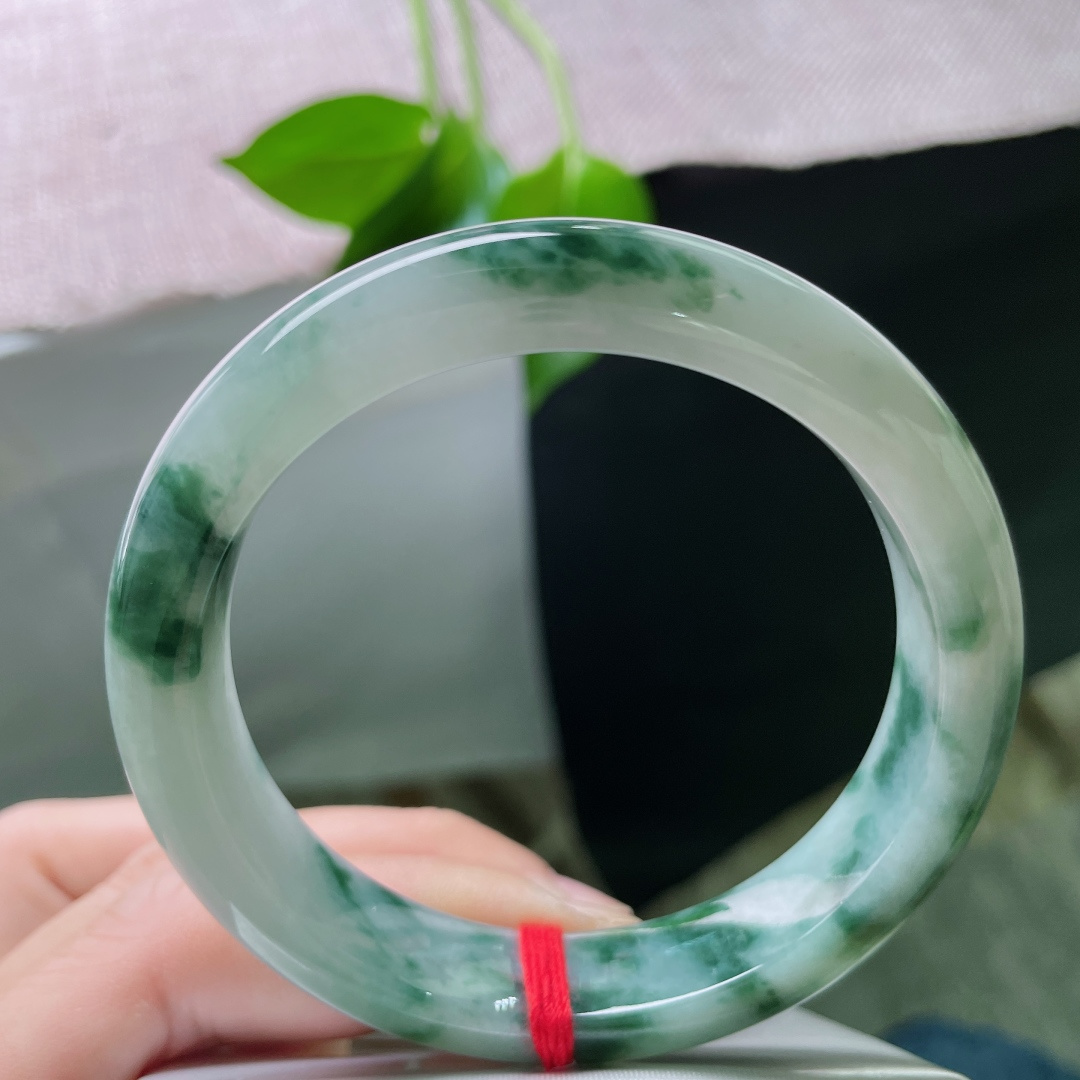 56/12.2/8.4，飘花正圈，底子细腻干净，玉含灵韵，花自飘零。有纹，ss49379a