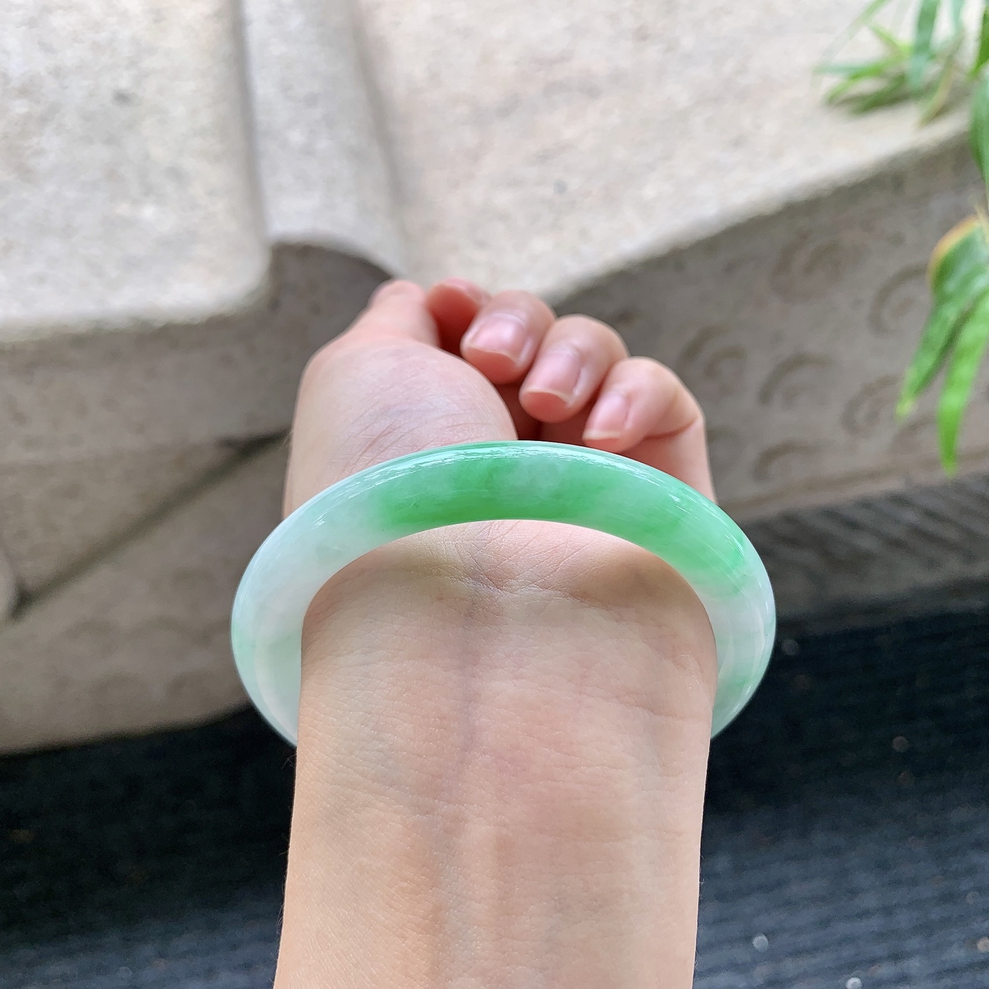 圆条54 55【圈口】54.5/8.8/9【编码】A1121781【描述】细糯飘绿，水润，种老，细腻，有纹线