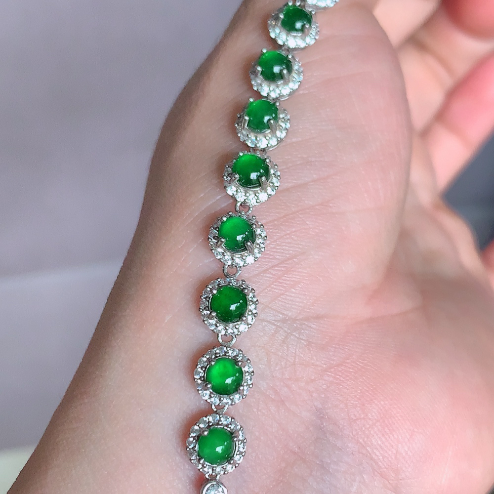 冰润翡翠蛋面手链，水水润润，珠圆玉润，颜色鲜艳，妙明清净，清秀高雅，佩戴效果优雅迷人！性价比超值 W481.11取一尺寸：7-5.2mm    裸石尺寸大：4.5mm