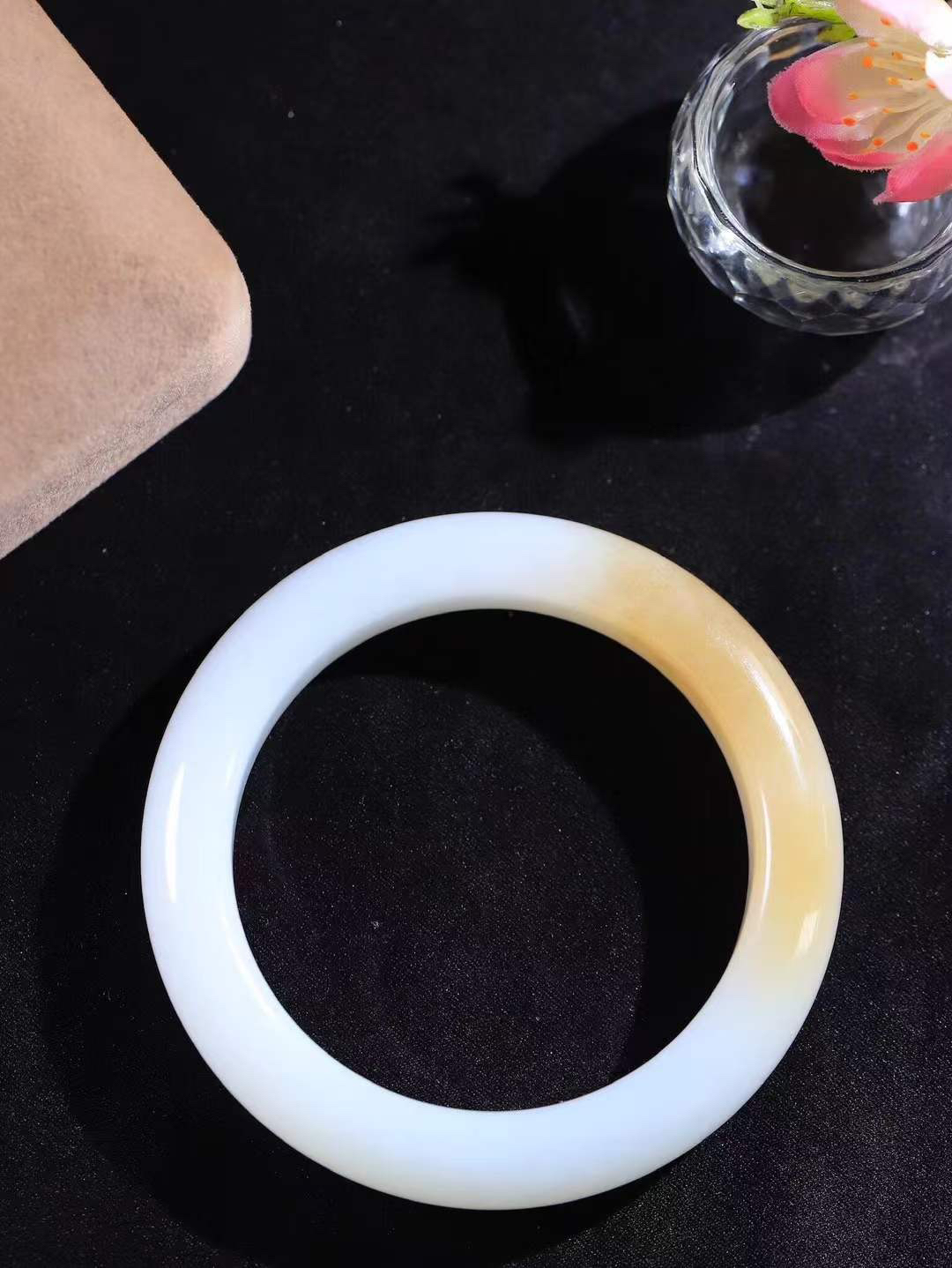 （温柔雅致.手镯）

精品和田玉糖白玉手镯。镯型饱满，温润细腻，脂润沁香。️执一卷书，沏一盏茶，着一袭裙，戴一只镯。淡淡浅笺，素心若兰，静赏玉中诗画。悠悠岁月，芊手轻摘，盛满诗样芳华。重79.5克   尺寸59.5-14.2-10.5mm    FDA-32401100