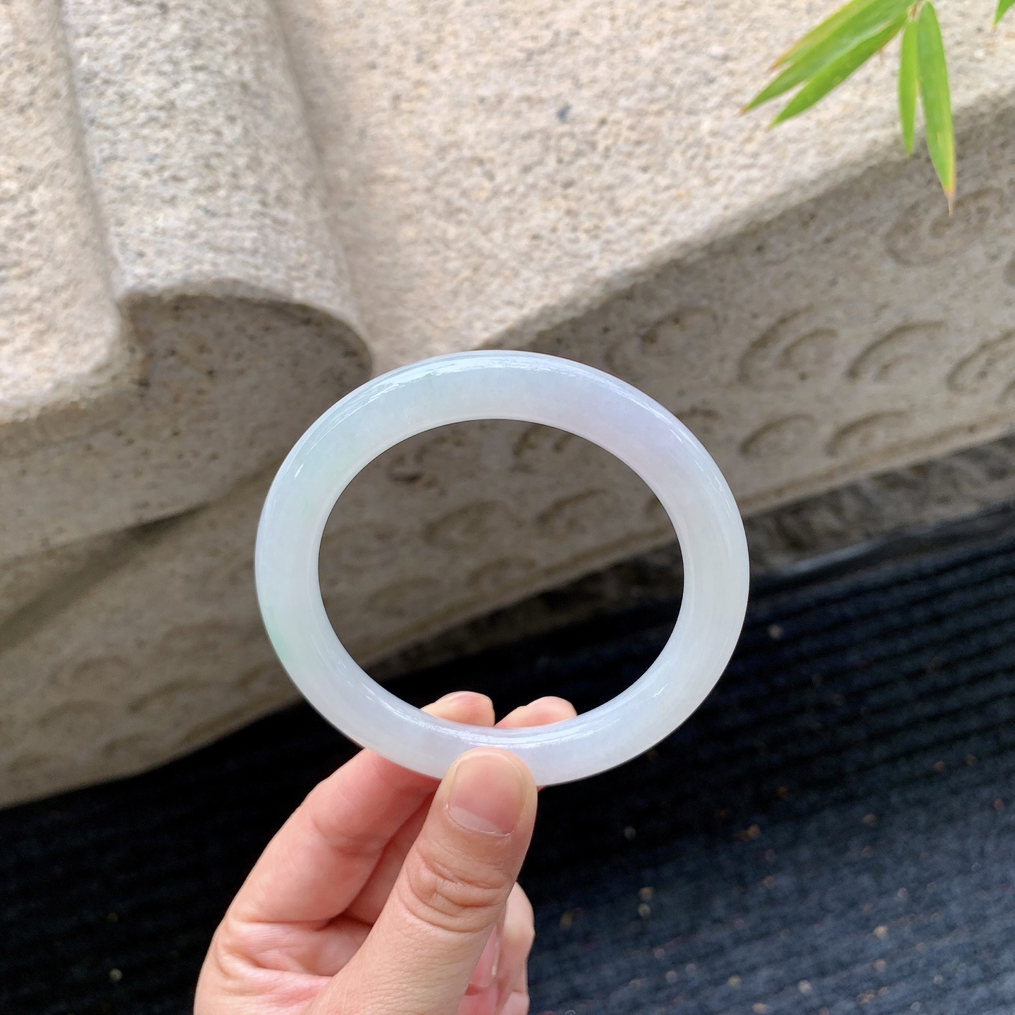 圆条55 56【圈口】56.9/9/9.5【编码】A1041461【描述】细糯飘绿，水润，种老，无裂