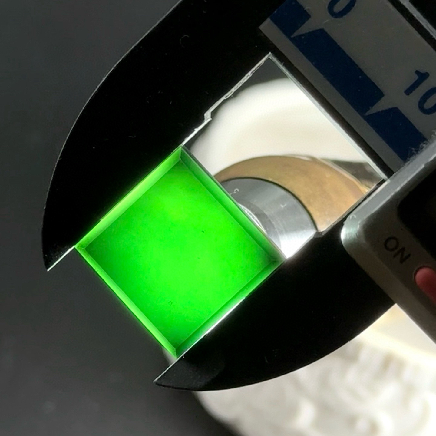 精品墨翠方戒面 种好色正 黑度极好 打灯通透 油性十足 尺寸14.8