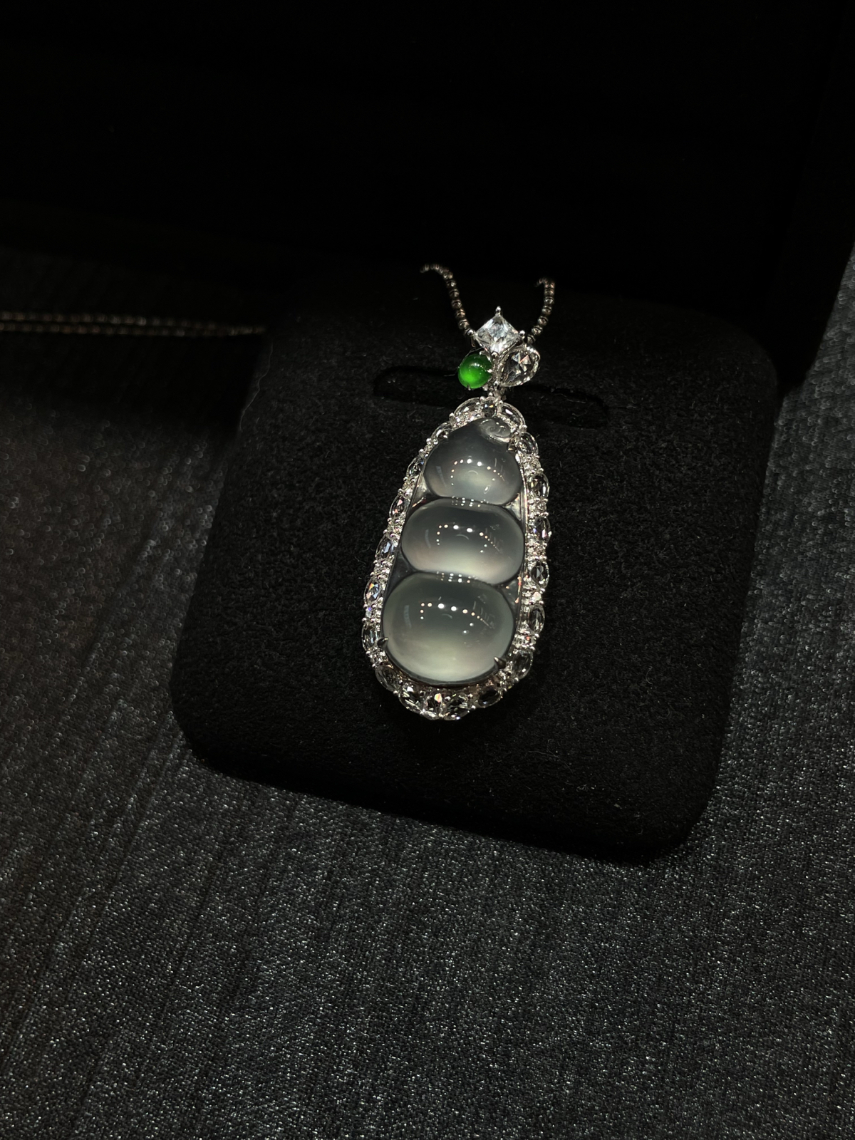 高冰 起光 福豆吊坠 超饱满 又纯净

18k金镶嵌