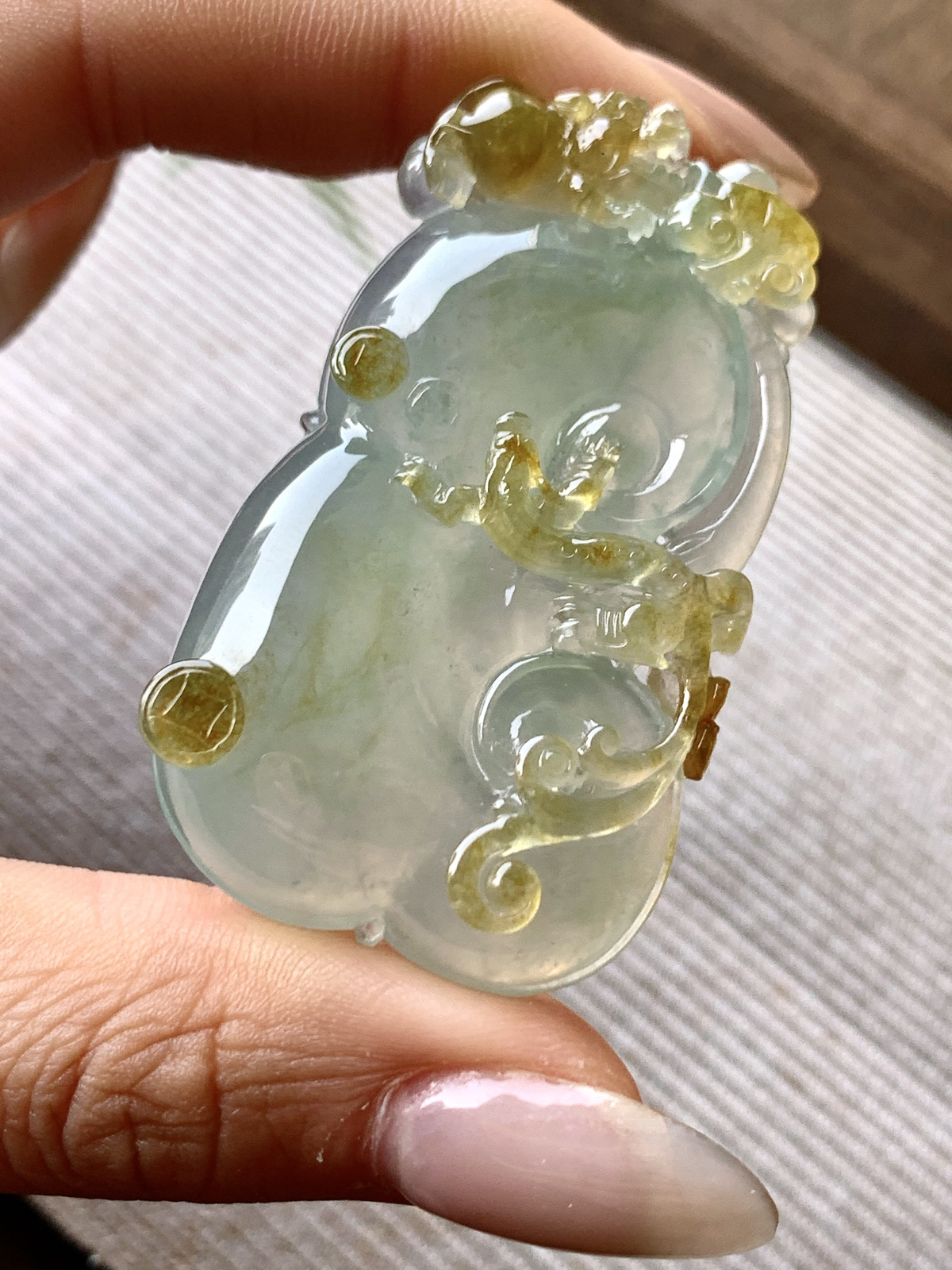 【裸石】️高冰飘黄翡仿古如意吊坠
【说明】缅料  性价比高  
【尺寸】53-30.8-10.3