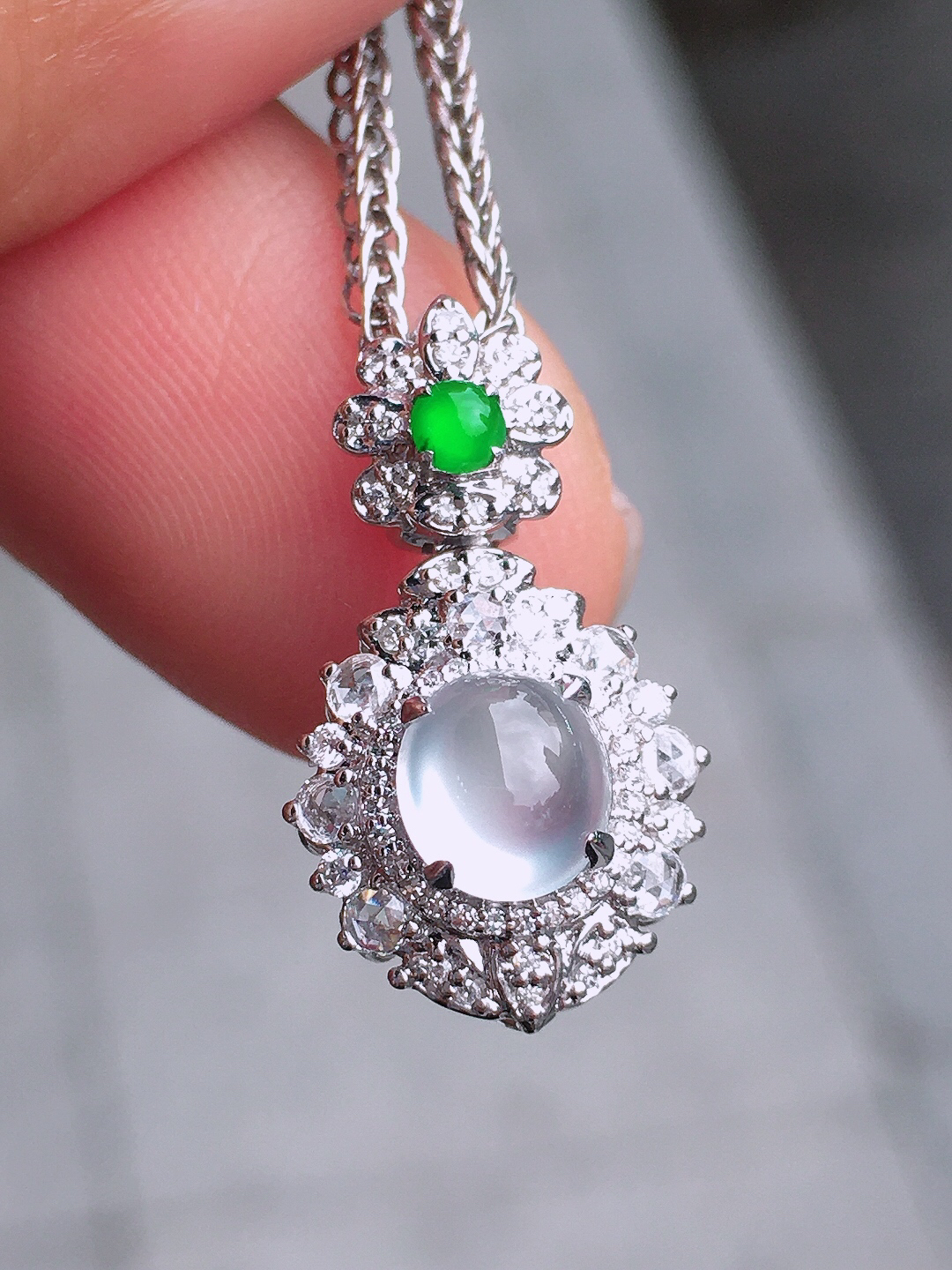 玻璃种蛋面吊坠，玉质细腻，荧光感超
强，饱满圆润，尽显优雅气质，18k
金豪华镶嵌