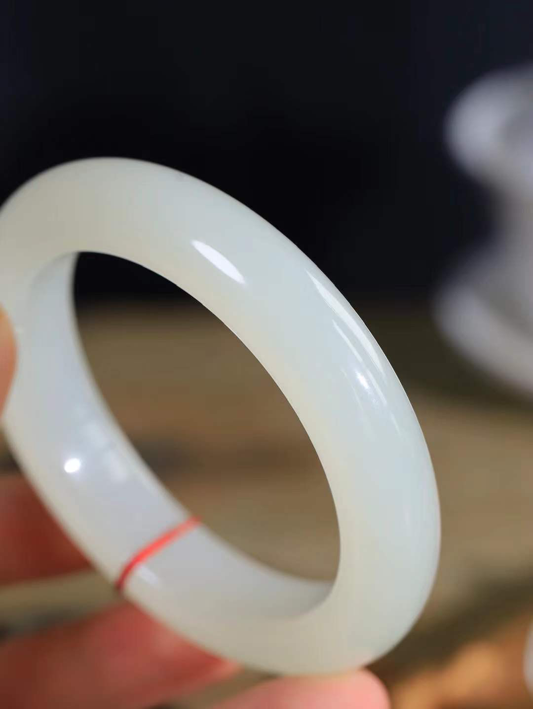 （柔情似水.手镯）

精品和田玉荔枝冻手镯，玉质温润细腻，镯型饱满圆润，优雅知性，姽婳于幽静兮，又婆娑乎人间，经典款型，古朴典雅。极具灵性，腕间风情，风姿卓越。 
重85.4克   尺寸59.5-14.5-11mm    FDL-36471226