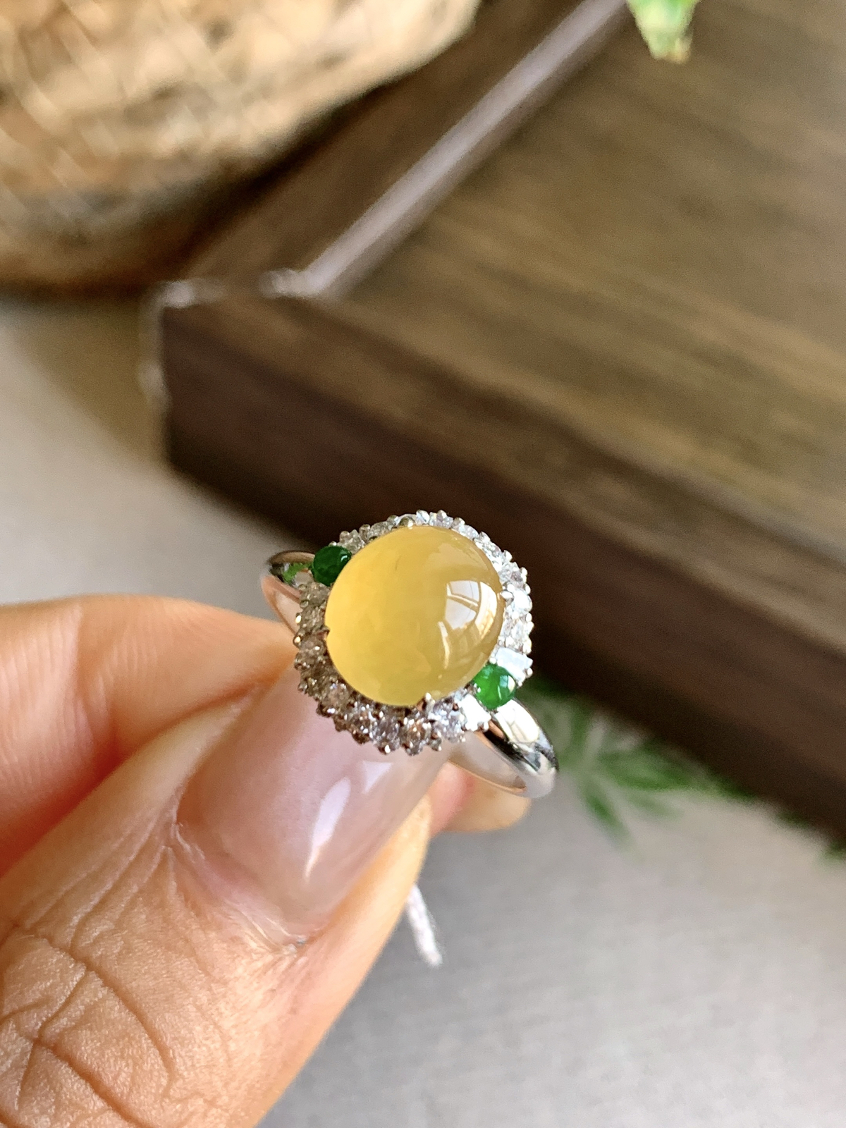 【镶嵌】️高冰黄翡蛋面戒指
【说明】缅料  18k金镶嵌 性价比高  
【整体】12-11.5-1