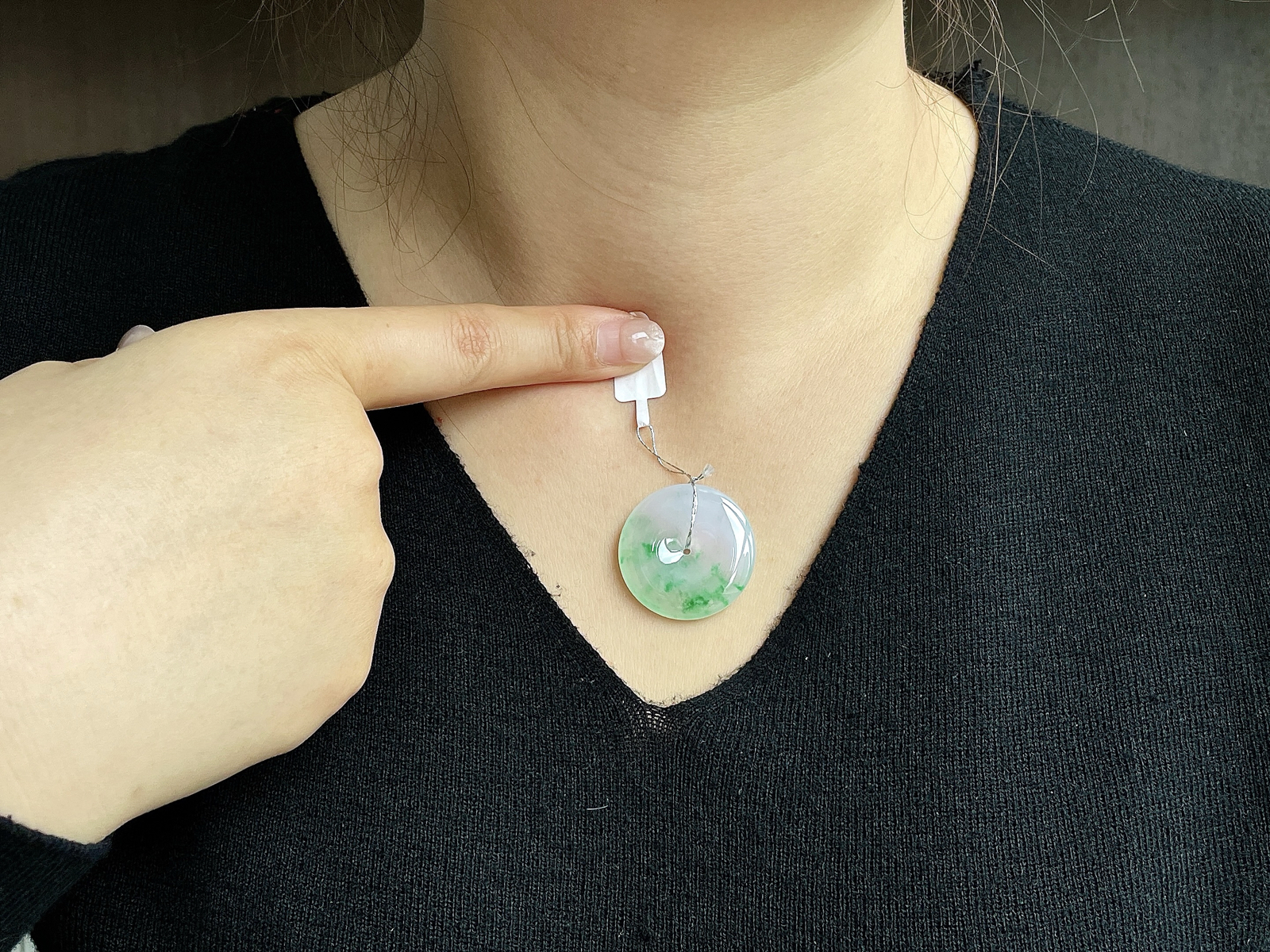 【裸石】高冰飘绿花平安扣吊坠
【说明】缅料 性价比高 飘花
【尺寸】29.5-5.9