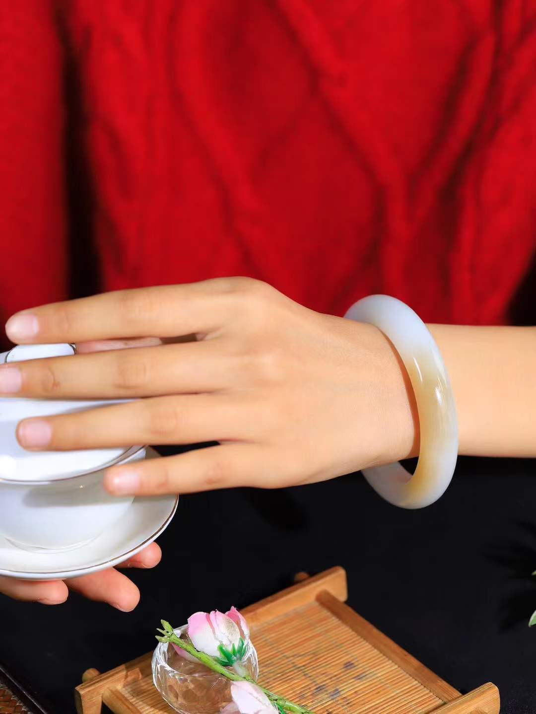 （温柔雅致.手镯）

精品和田玉糖白玉手镯。镯型饱满，温润细腻，脂润沁香。️执一卷书，沏一盏茶，着一袭裙，戴一只镯。淡淡浅笺，素心若兰，静赏玉中诗画。悠悠岁月，芊手轻摘，盛满诗样芳华。重79.5克   尺寸59.5-14.2-10.5mm    FDA-32401100