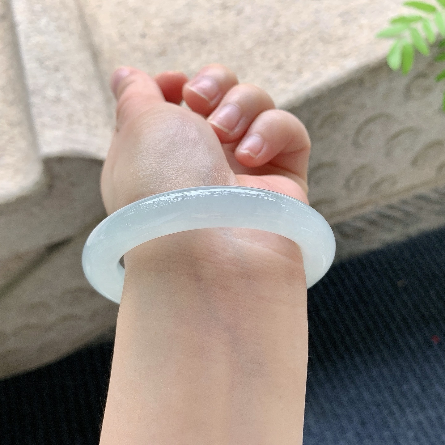 圆条52 53【圈口】52.8/10/10【编码】YT041223【描述】糯冰底色，水润，种老，细腻，打灯有絮线