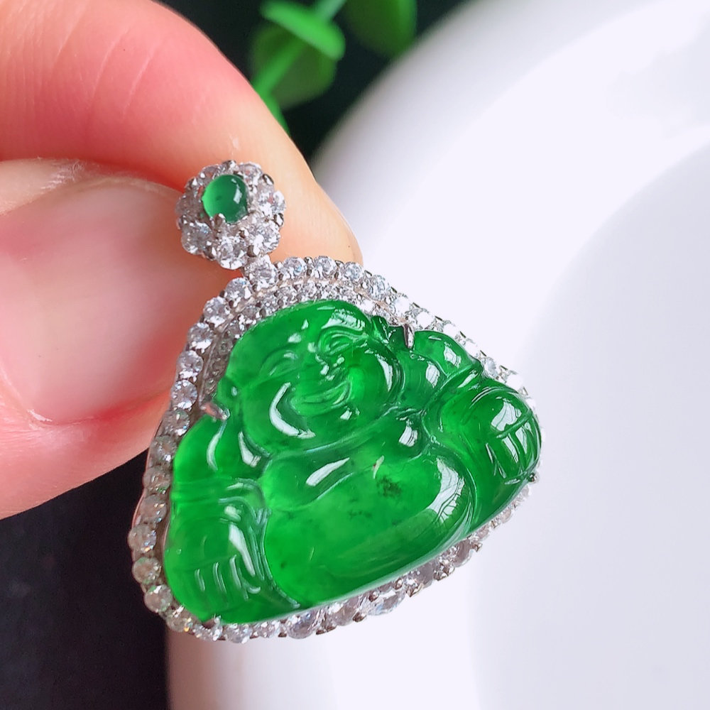 冰润满绿925银镶佛公挂件 玉质细腻  精雕弥勒佛，笑佛福耳垂肩，面相喜庆，开怀大笑，憨态可掬。惟妙惟肖，寓意福禄双全，吉祥美满，笑口常开 W481.11  整体尺寸：26.8-25-9mm   裸石尺寸：15.8-22.5mm
