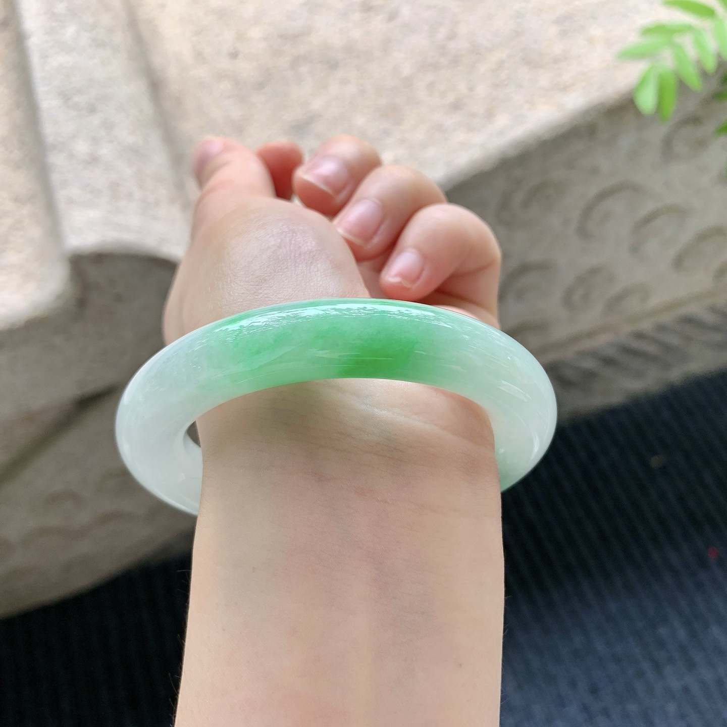 圆条53 54【圈口】54.8/11.8/11.8【编码】GL041240【描述】细糯飘阳绿，水润，种老，细腻，无裂