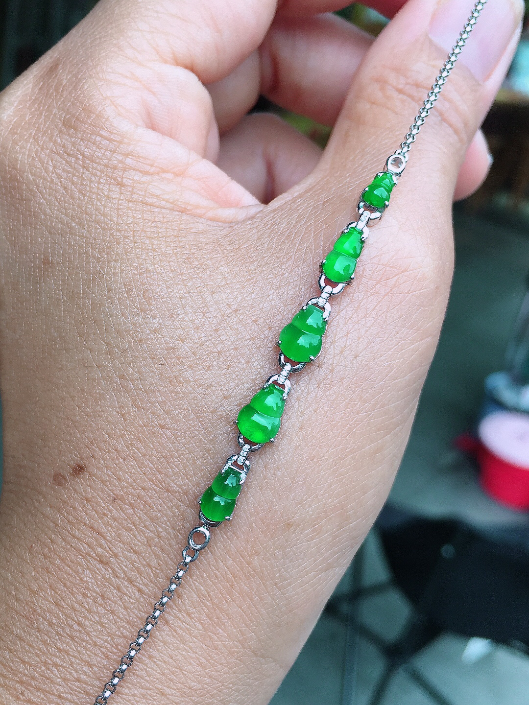 阳绿葫芦手链，色泽均匀艳丽，玉质细腻，荧光感超
强，饱满圆润，尽显优雅气质，18k
金豪华镶嵌