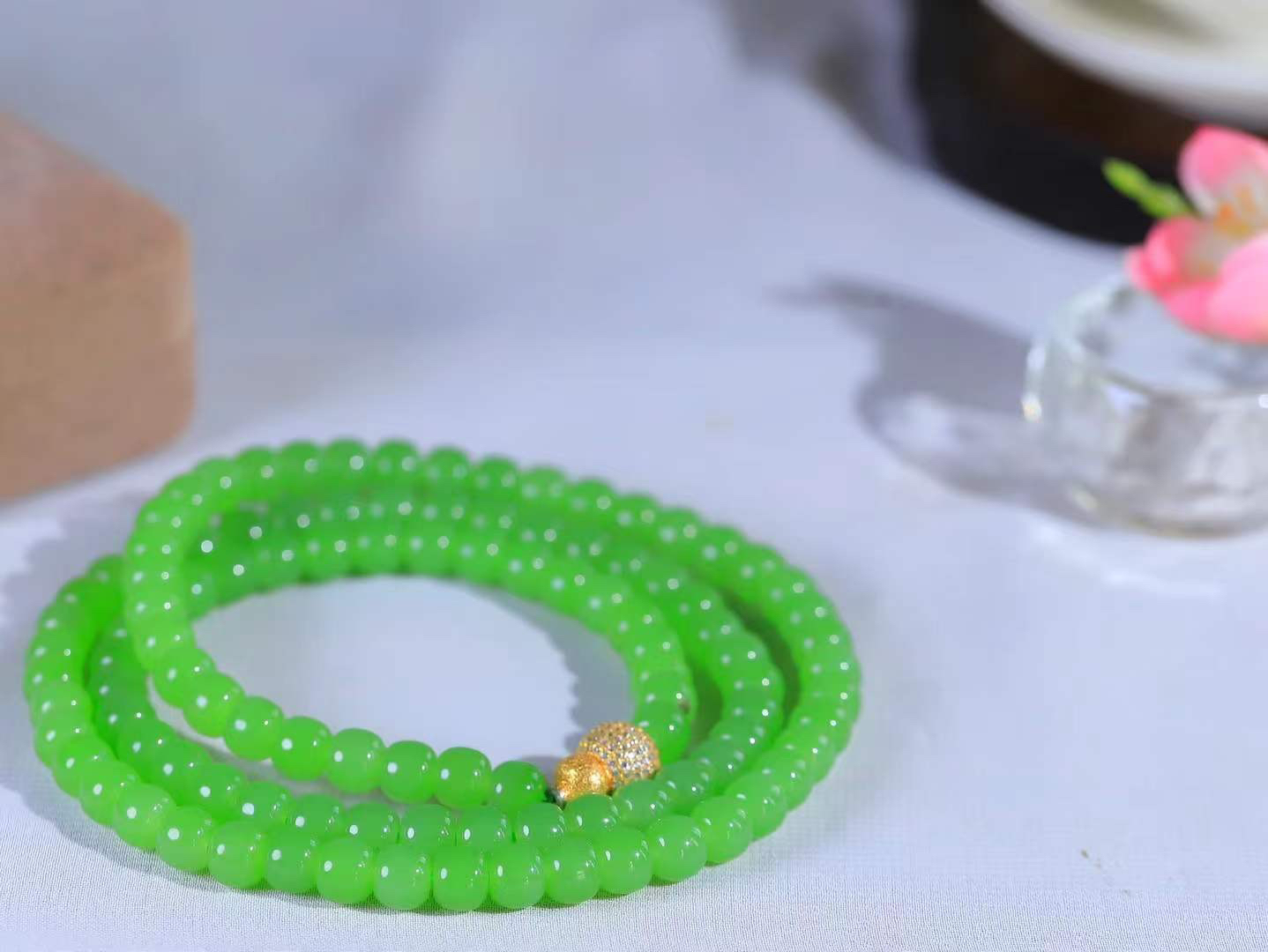 （老型珠.项链）

典藏级臻品️和田玉碧玉果绿老型珠项链 玉质温润细腻 佩戴舒适。间关莺语花底滑，一生美好时光，无论身在何处，都有它相伴相守。事事顺遂，幸福美满，吉祥如意。重59克   尺寸取一5.8-6.9mm   FDT-79401031