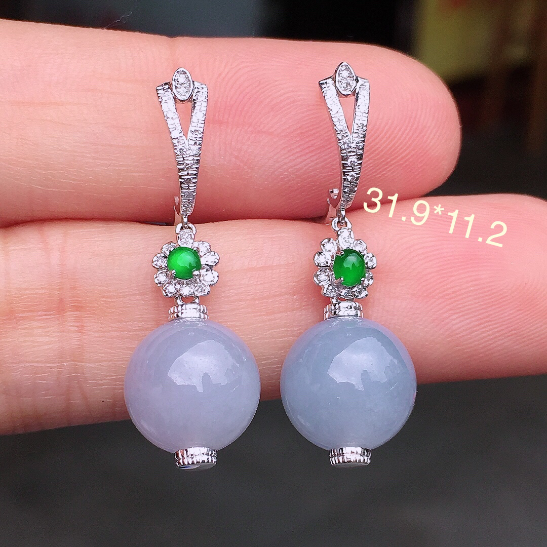 紫罗兰珠子耳坠，色泽均匀艳丽，玉质细腻，荧光感超
强，饱满圆润，尽显优雅气质，18k
金豪华镶嵌