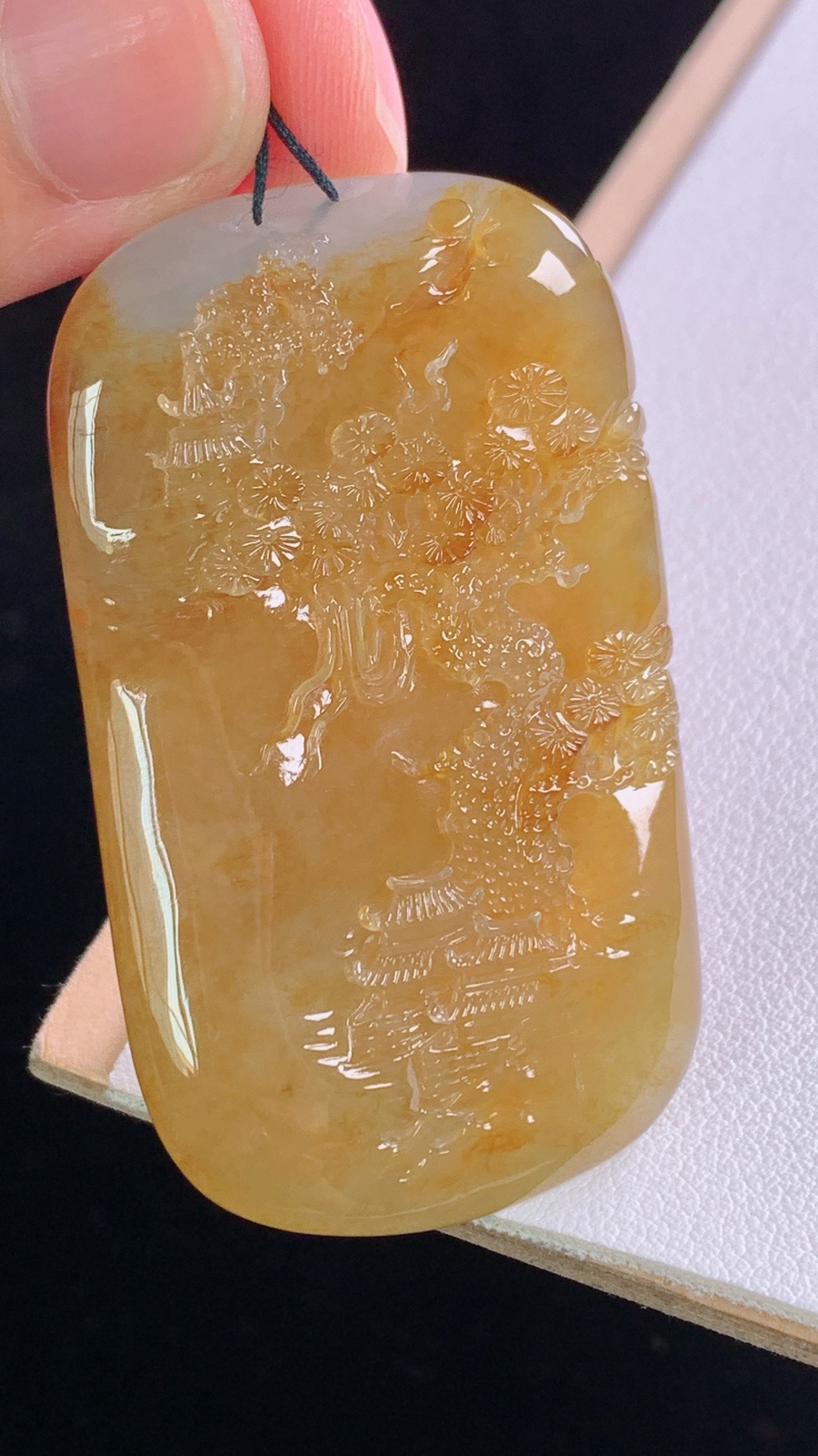 黄翡府上有龙
天然黄翡，雕工精湛，霸气，
尺寸:52.3-29.5-13.8mm 9