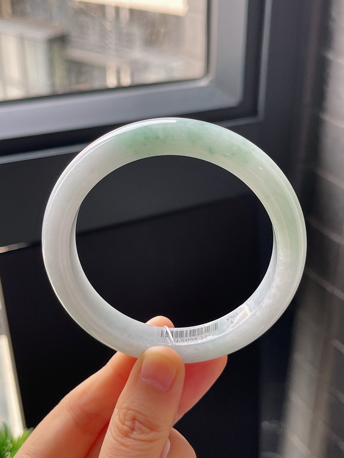 正圈60圈口，翡翠糯化种浅绿色手镯