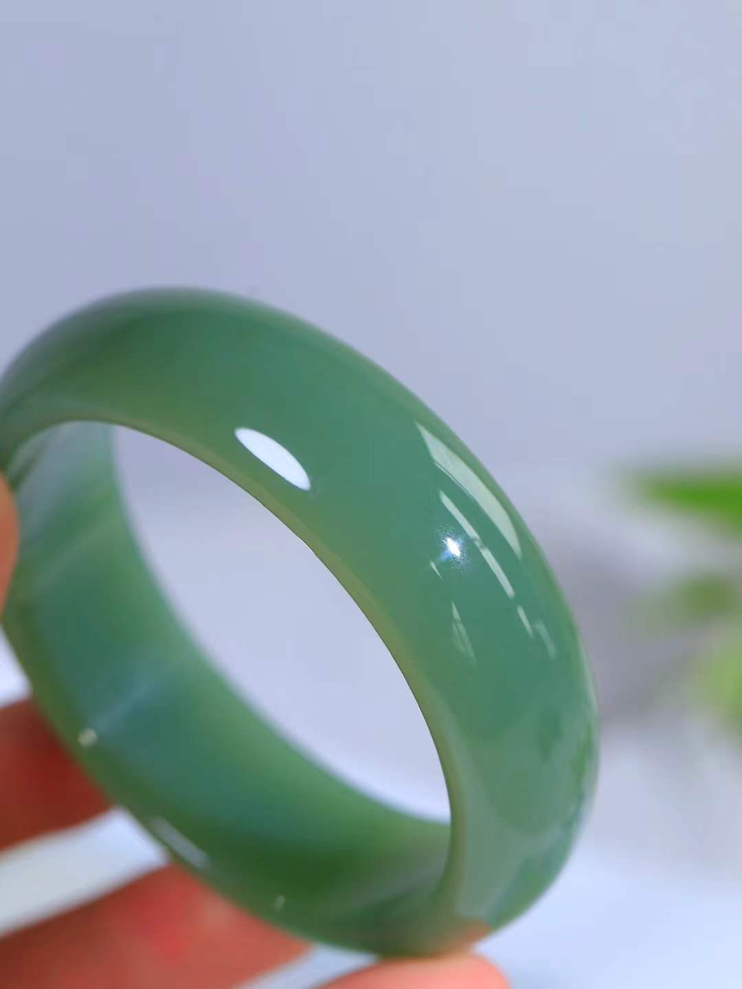 【碧波流转·手镯】

收藏级臻品️和田玉碧玉手镯，玉质细腻温润，手感舒适，️线条流畅，简约大气，美自天成，佩戴于腕间，婉约之美，举手投足间透出那份低调奢华，醉人心扉。
重83.5克 内径圈口60mm  尺寸19.8-8mm  FDT-11461133