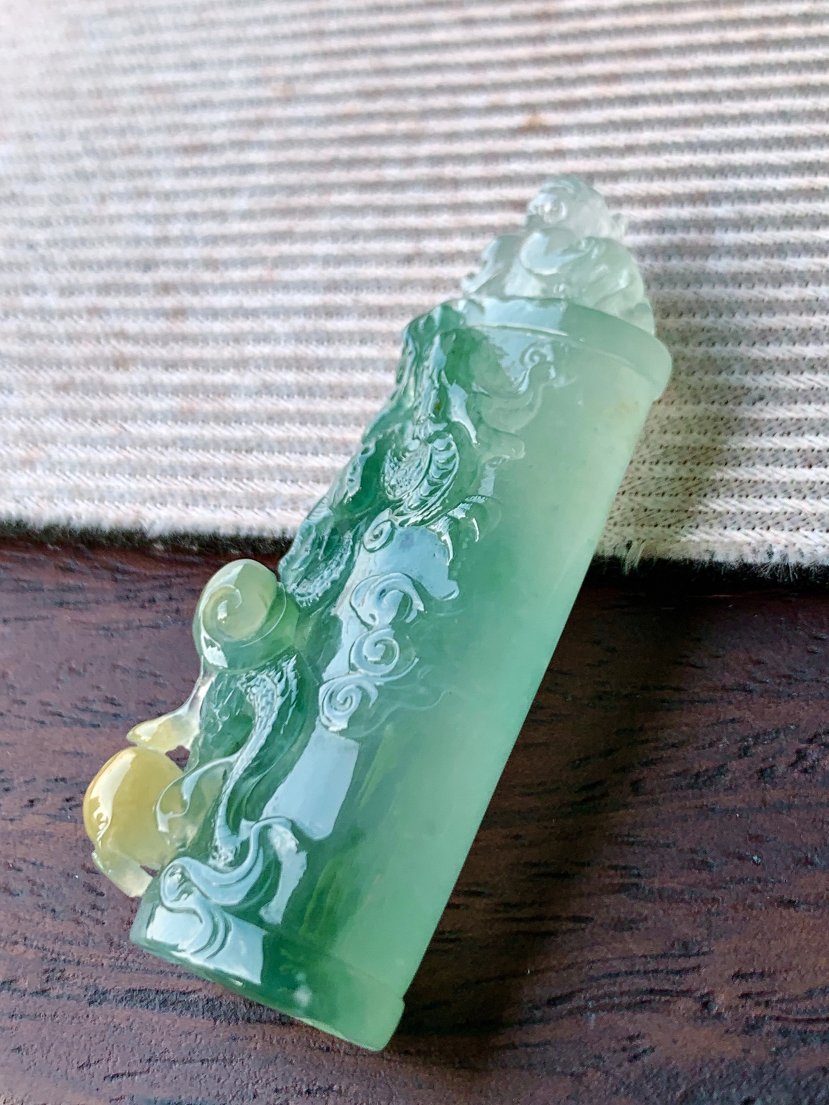 【裸石】️高冰 飘黄翡龙柱飘花生肖龙龙柱貔貅印章
【说明】缅料  性价比高  
【尺寸】55-22-10



· 翠柱藏龙气，襟怀纳百川
· 冰飘黄翡之玉材，融龙柱、貔貅、印章三大吉祥元素于一体，以玉雕工艺雕琢出龙纹蜿蜒、貔貅灵动的造型。将东方传统的瑞兽文化与玉石的自然灵韵结合，打造出兼具观赏、收藏与实用价值的玉雕作品，让瑞气与翠韵共藏于一方玉柱。

· 摆于书房案头，与笔墨纸砚相伴，恰是“瑞印凝翠色，龙貅护文房”，为书斋添一抹雅致的玉韵与祥瑞。