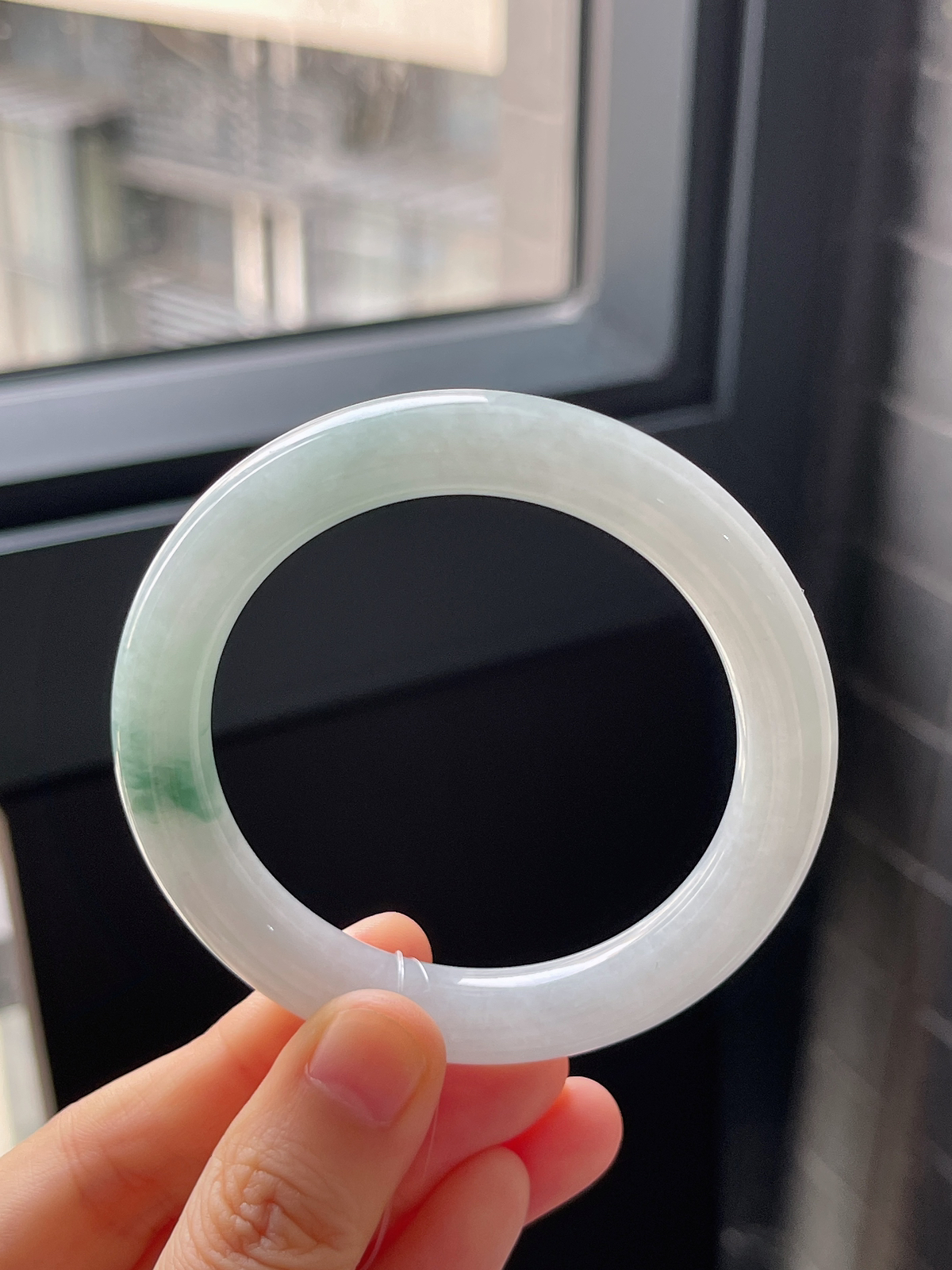 圆镯52圈口，翡翠糯化种飘绿手镯