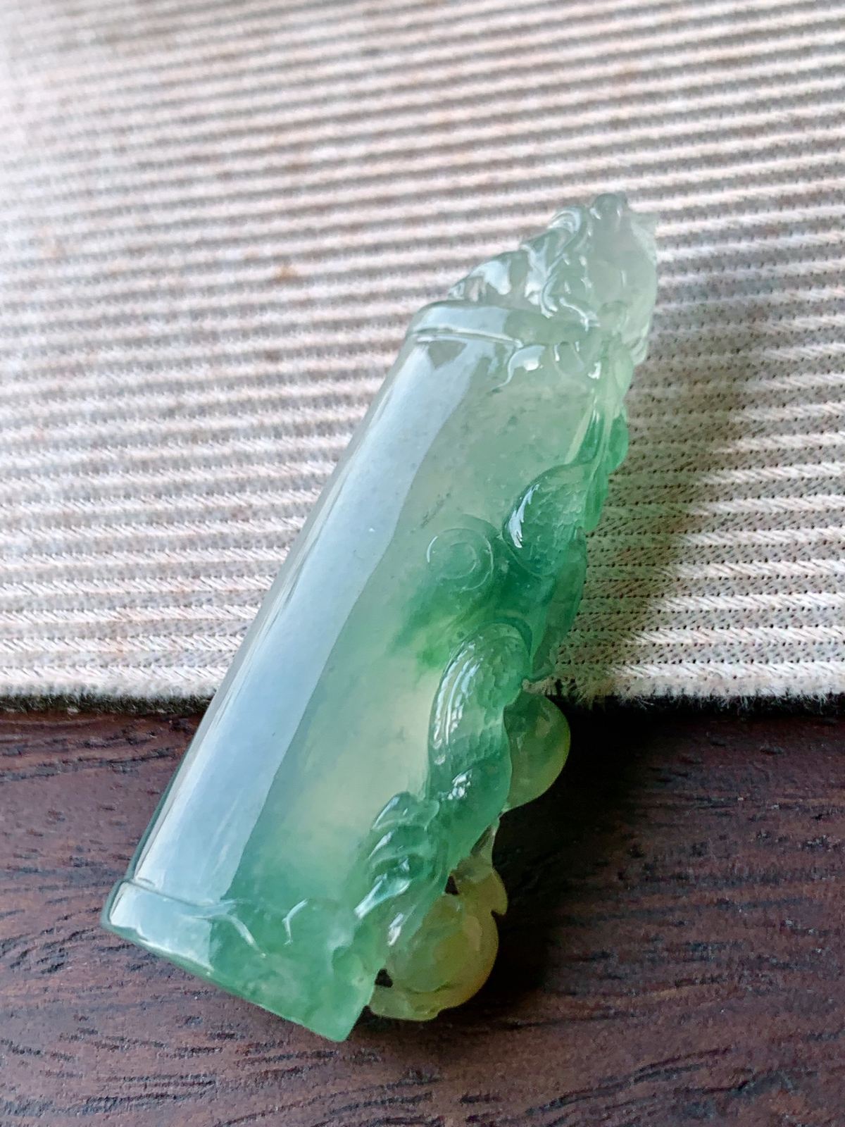 【裸石】️高冰 飘黄翡龙柱飘花生肖龙龙柱貔貅印章
【说明】缅料  性价比高  
【尺寸】55-22-10



· 翠柱藏龙气，襟怀纳百川
· 冰飘黄翡之玉材，融龙柱、貔貅、印章三大吉祥元素于一体，以玉雕工艺雕琢出龙纹蜿蜒、貔貅灵动的造型。将东方传统的瑞兽文化与玉石的自然灵韵结合，打造出兼具观赏、收藏与实用价值的玉雕作品，让瑞气与翠韵共藏于一方玉柱。

· 摆于书房案头，与笔墨纸砚相伴，恰是“瑞印凝翠色，龙貅护文房”，为书斋添一抹雅致的玉韵与祥瑞。