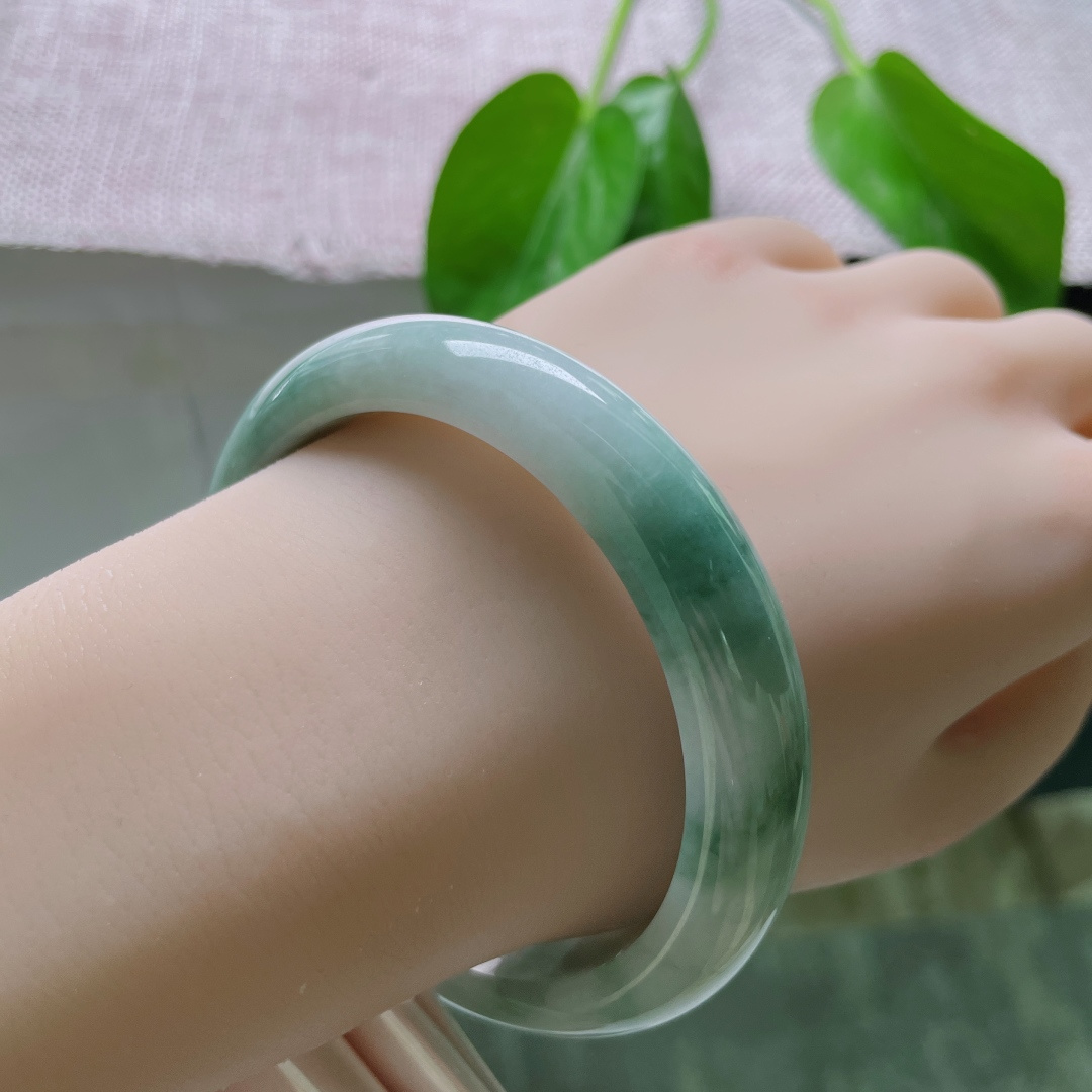 59.4/12.2/8.1，飘花正圈，质地温润细腻，与你相遇在纷飞的花雨里。有棉线，ss50781a