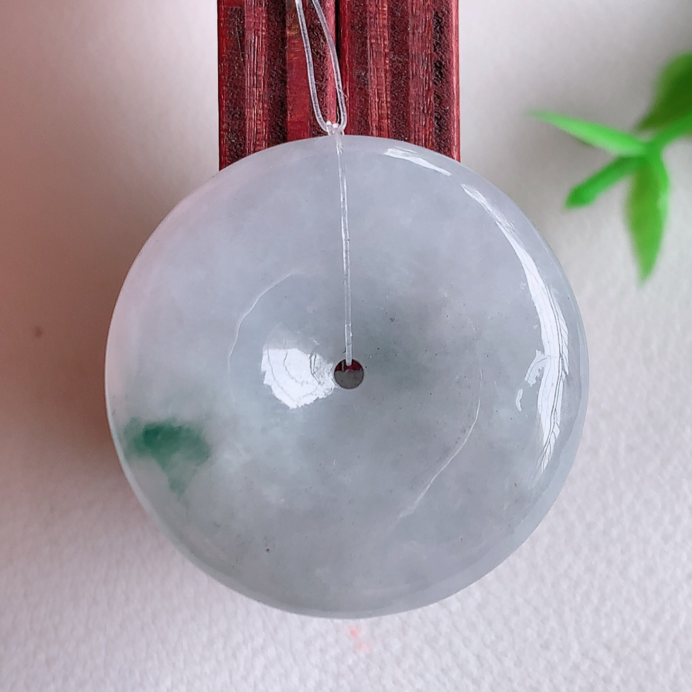 冰润飘花平安扣吊坠，厚装饱满，冰润剔透，细腻水足，种质润泽，飘花灵动，佩戴优雅大气，W49.11   尺寸：27-5.8mm