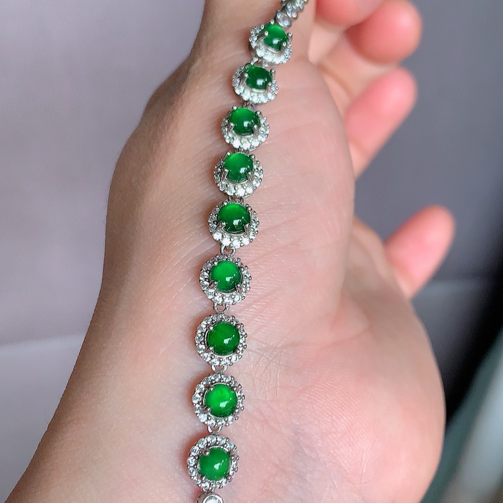 冰润翡翠蛋面手链，水水润润，珠圆玉润，颜色鲜艳，妙明清净，清秀高雅，佩戴效果优雅迷人！性价比超值 W481.11取一尺寸：7-5.2mm    裸石尺寸大：4.5mm