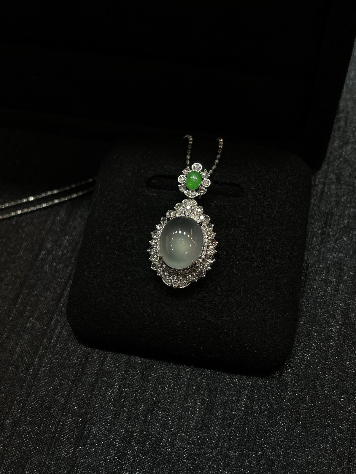 冰种 起光 蛋面吊坠

18k金配钻镶嵌