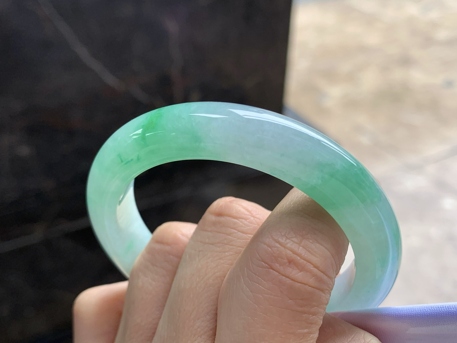 52-10.8-8.5

带色手镯^_^色阳 玉质温润 清新