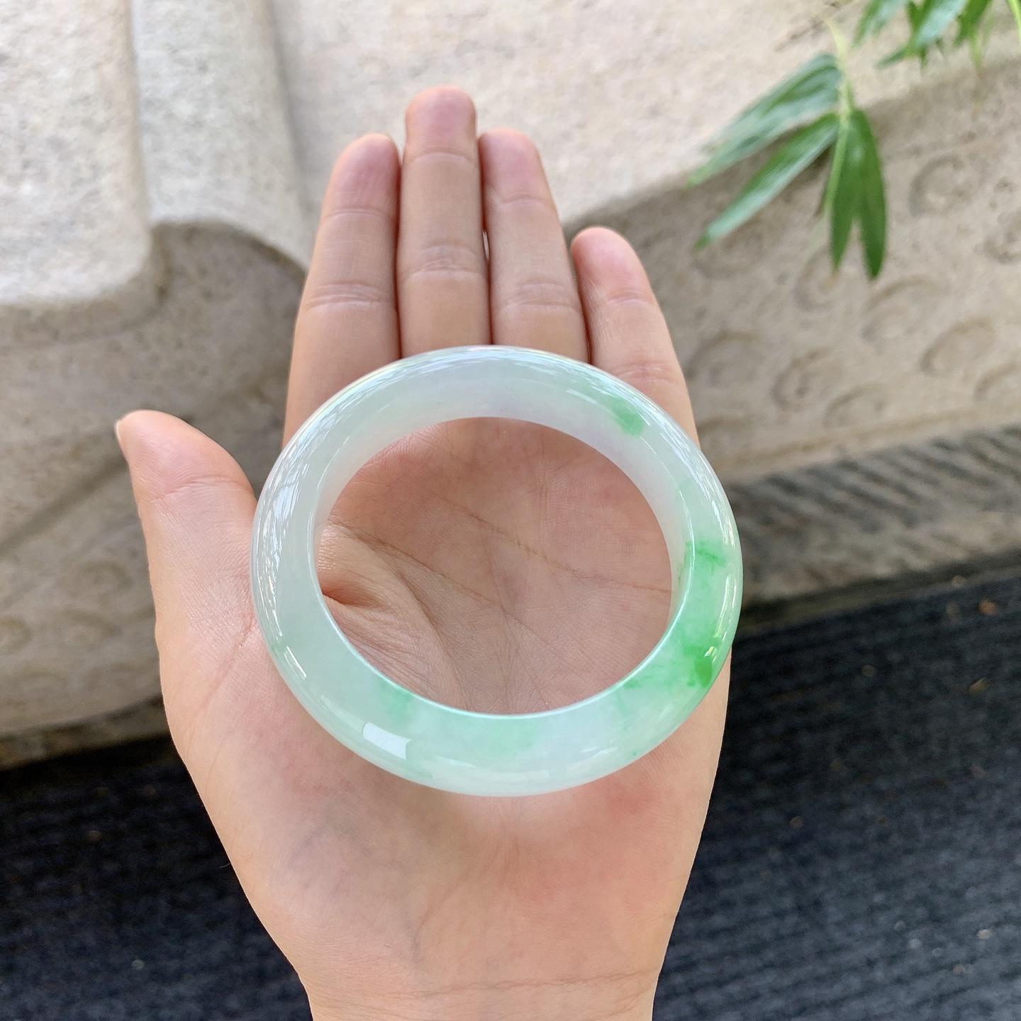 正圈51 52【圈口】52.6/12.5/9.2【编码】AN110793【描述】冰糯飘阳绿，水润，种老，细腻，打灯有棉线