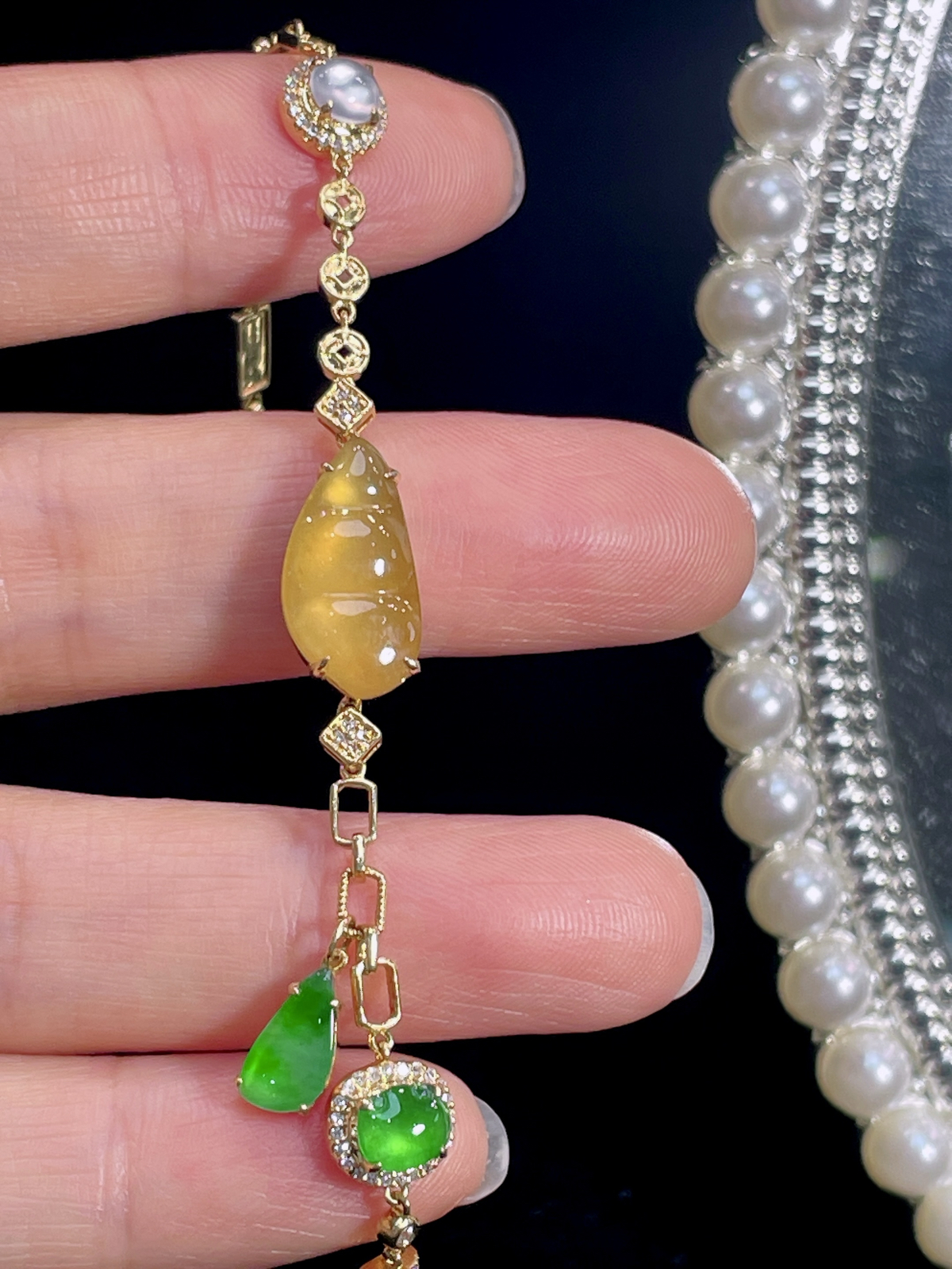 天然缅甸翡翠A货
冰黄翡福豆手链
18k金镶嵌钻石..