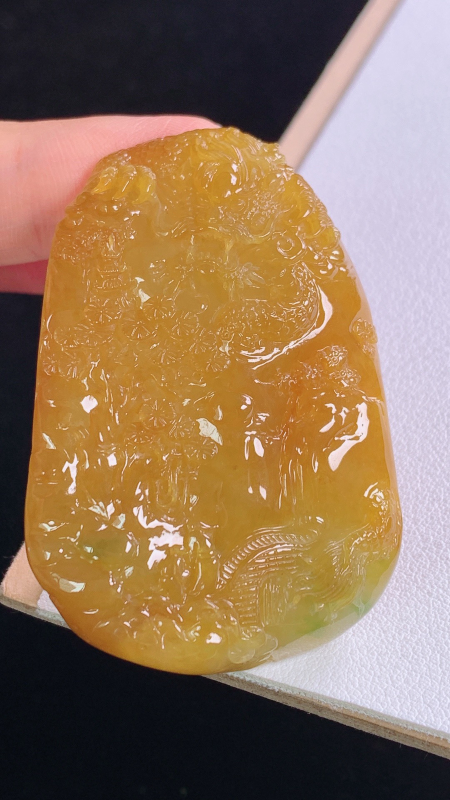 黄翡山水牌
天然黄翡，雕工精湛，
尺寸:55.6-36.9-11.7mm 9